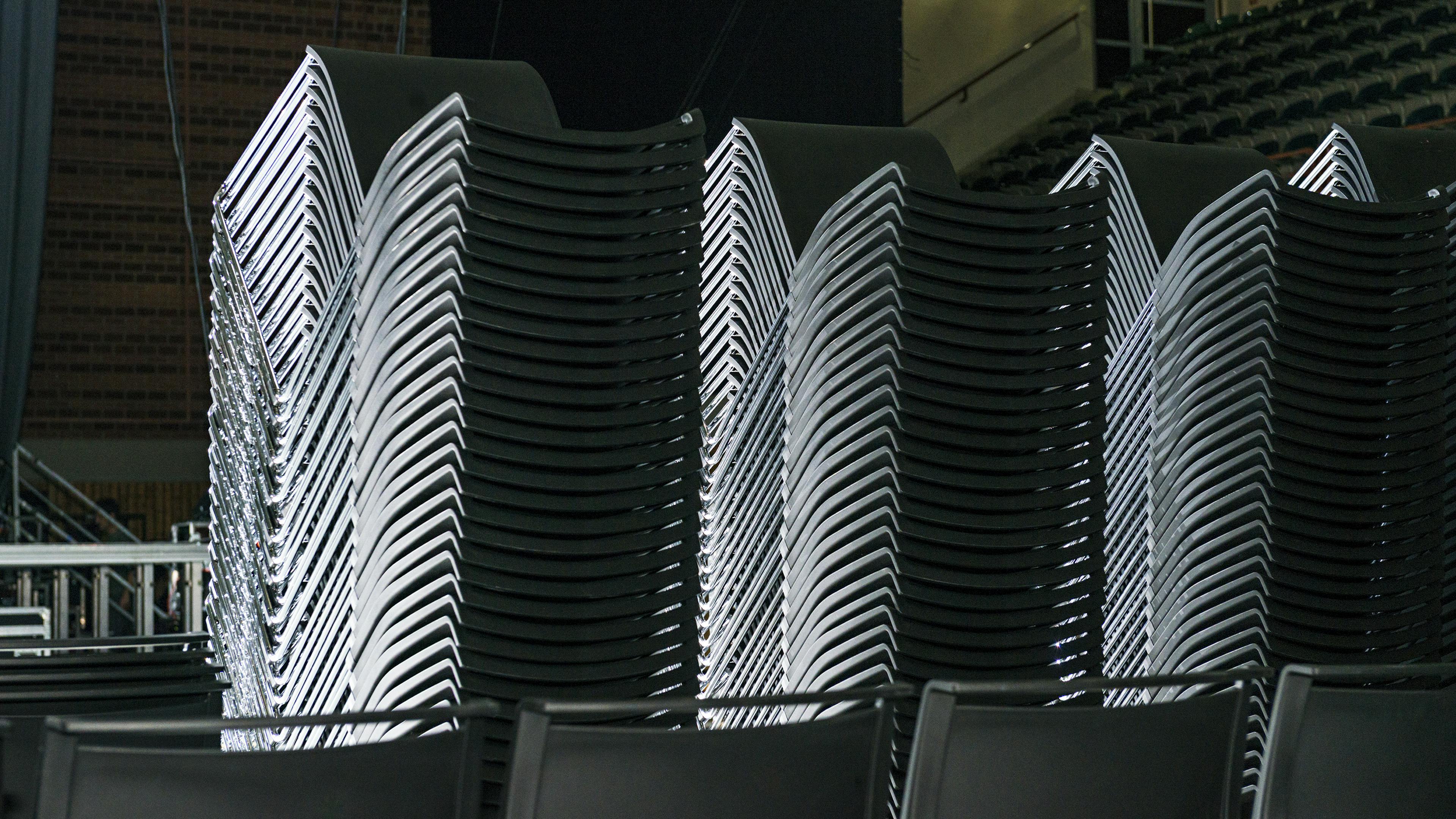 Referenzen-Bildergalerie-tectake arena Würzburg- klif Mehrzweckstuhl-Stapelwagen