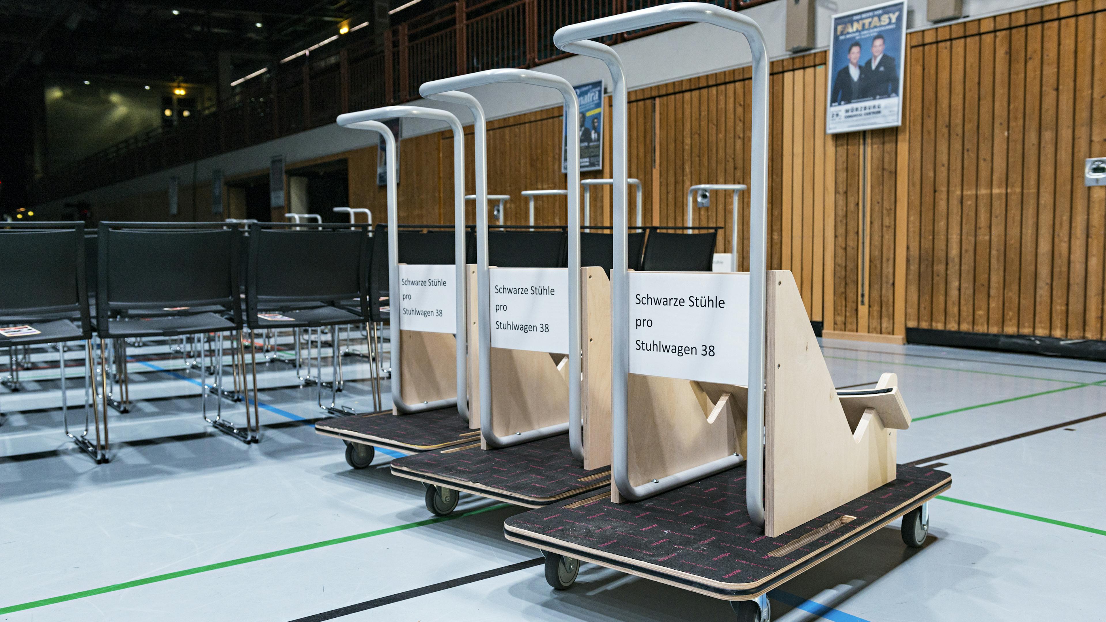 Referenzen-Bildergalerie-tectake arena Würzburg- klif Mehrzweckstuhl-Stapelwagen