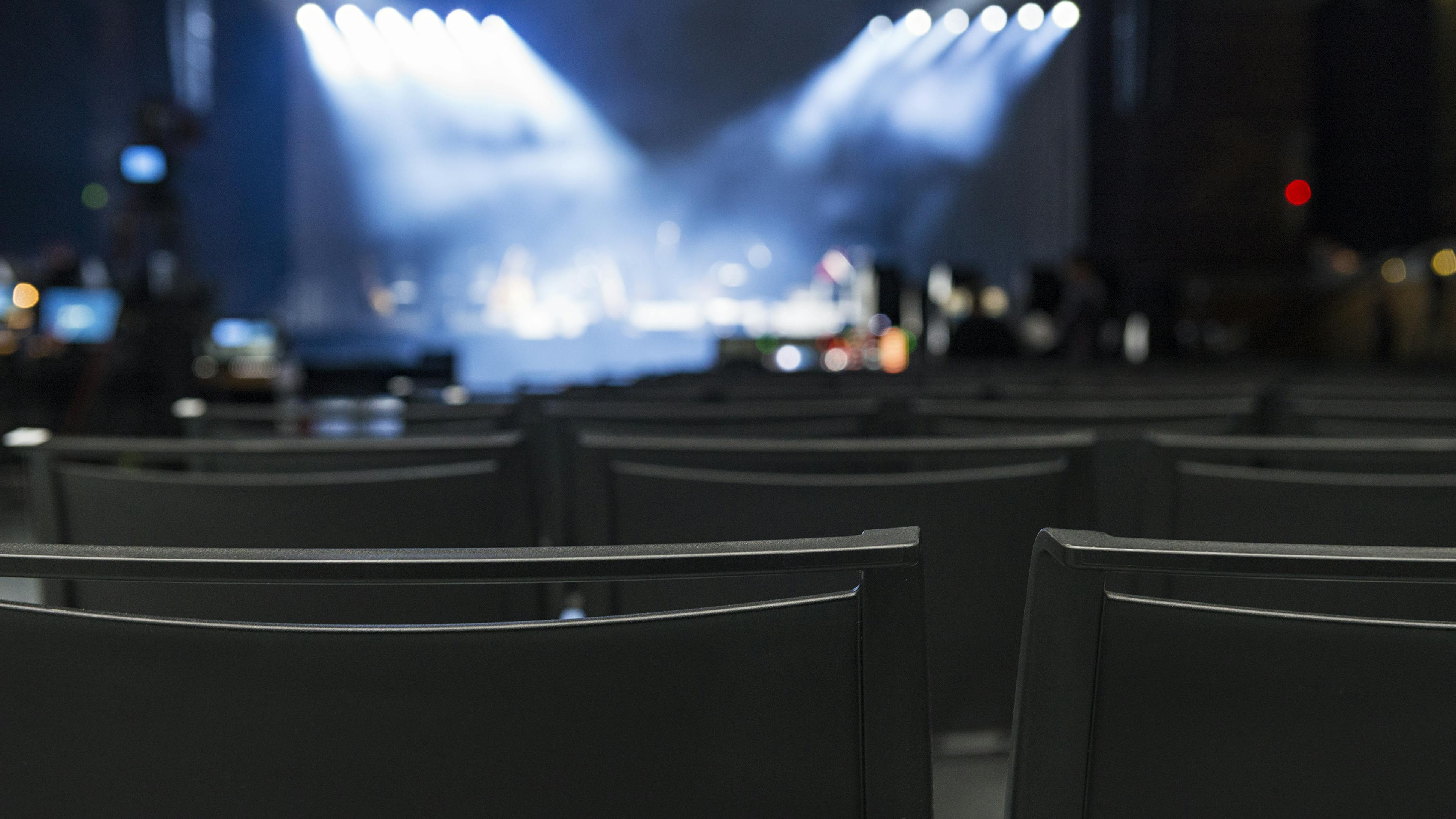 Referenzen-Bildergalerie-tectake arena Würzburg- klif Mehrzweckstuhl-Stapelwagen