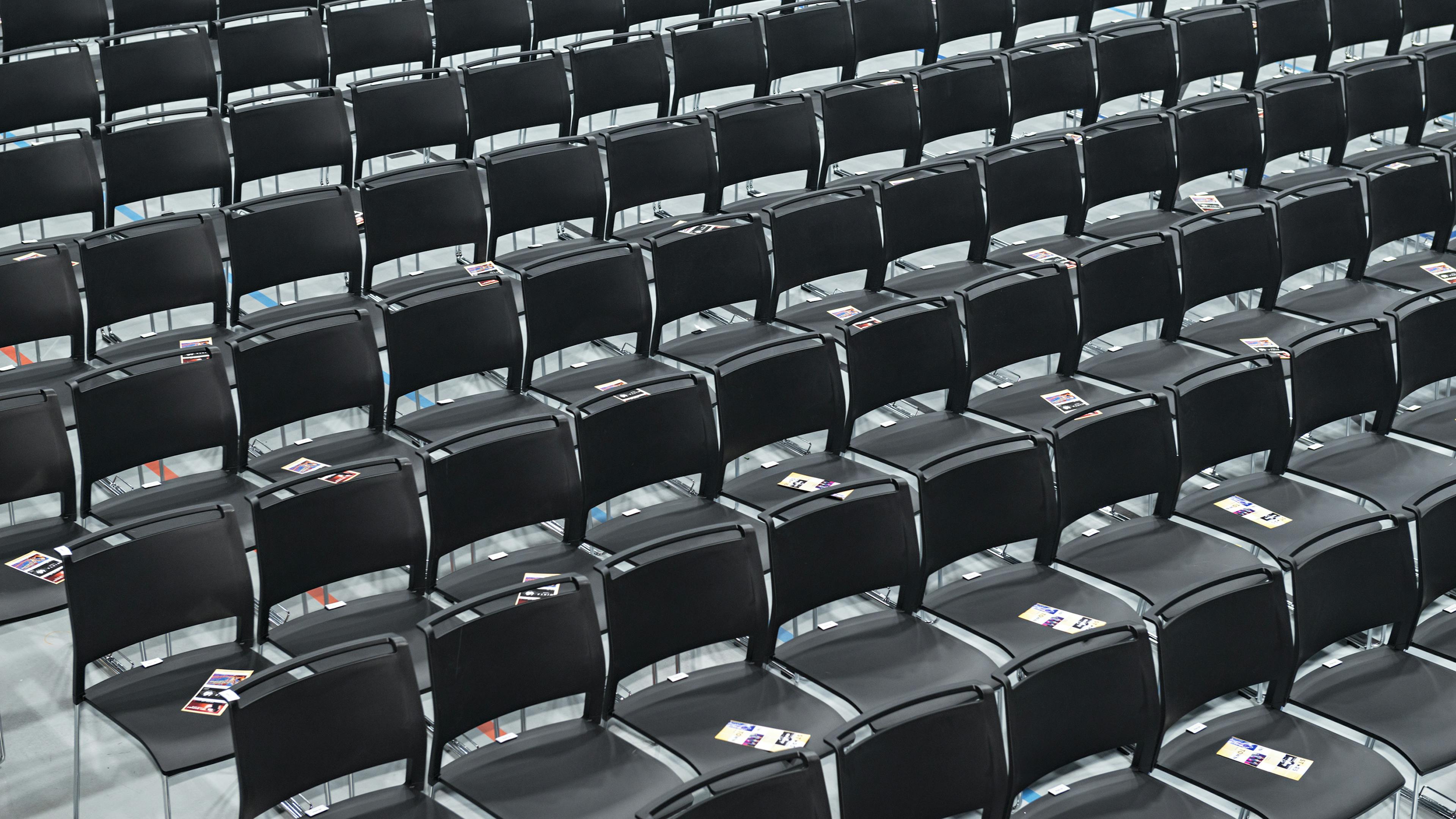 Referenzen-Bildergalerie-tectake arena Würzburg- klif Mehrzweckstuhl-Stapelwagen