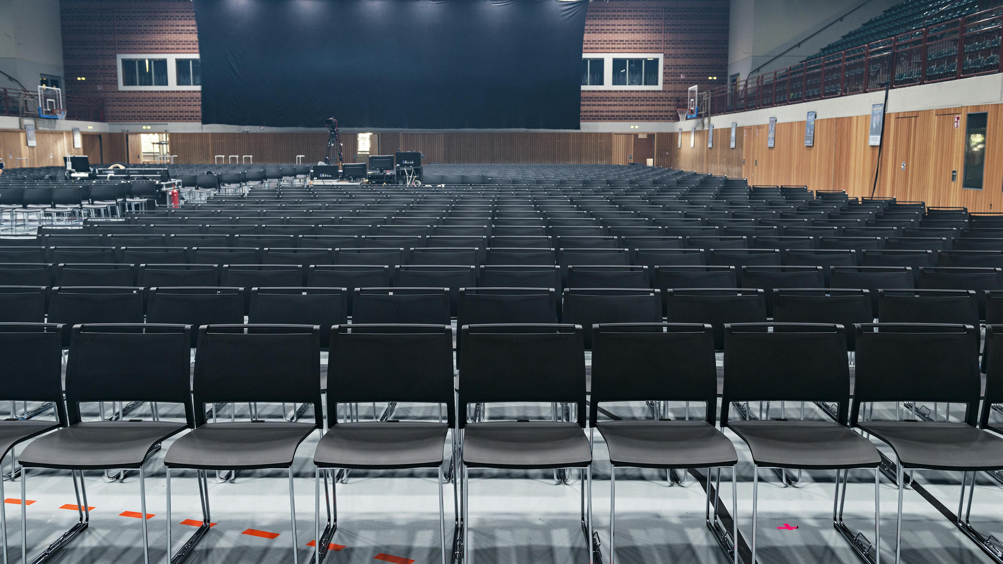 Referenzen-Bildergalerie-tectake arena Würzburg- klif Mehrzweckstuhl-Stapelwagen