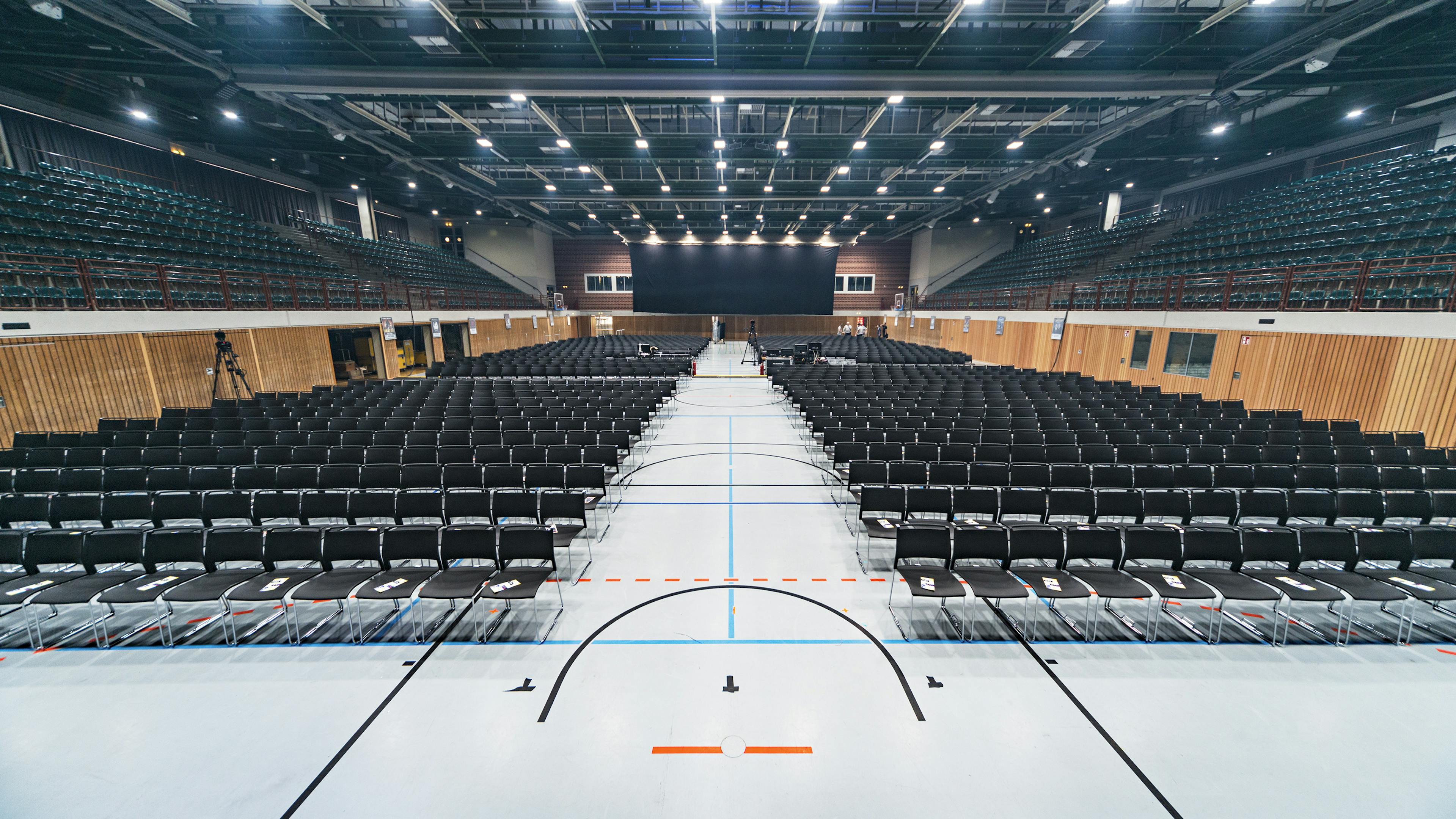 Referenzen-Bildergalerie-tectake arena Würzburg- klif Mehrzweckstuhl-Stapelwagen