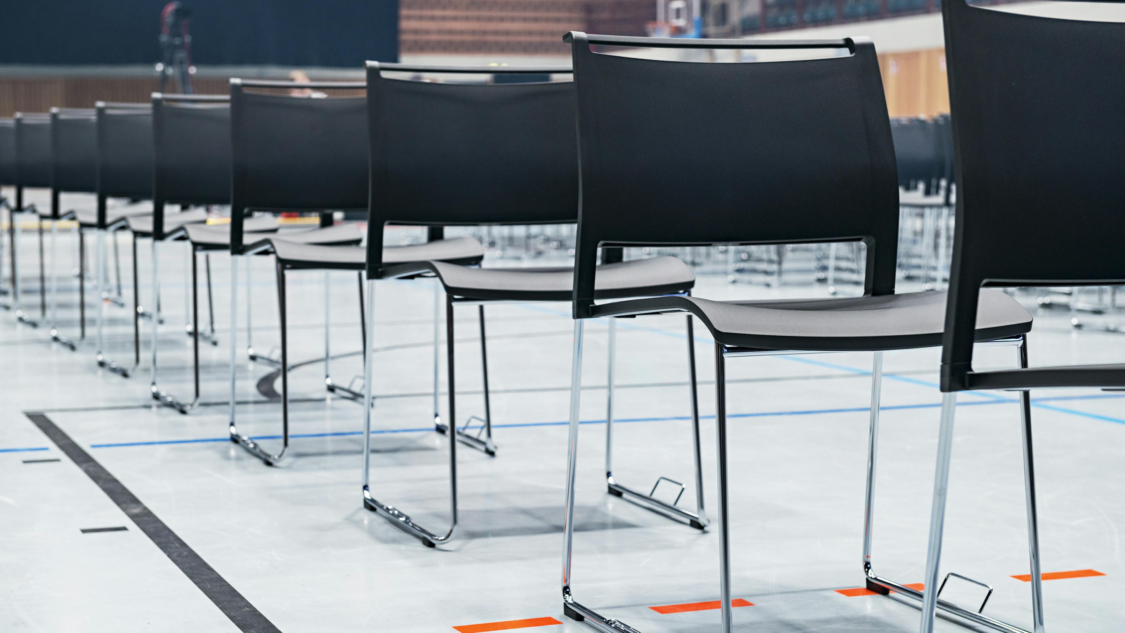 Referenzen-Bildergalerie-tectake arena Würzburg- klif Mehrzweckstuhl-Stapelwagen