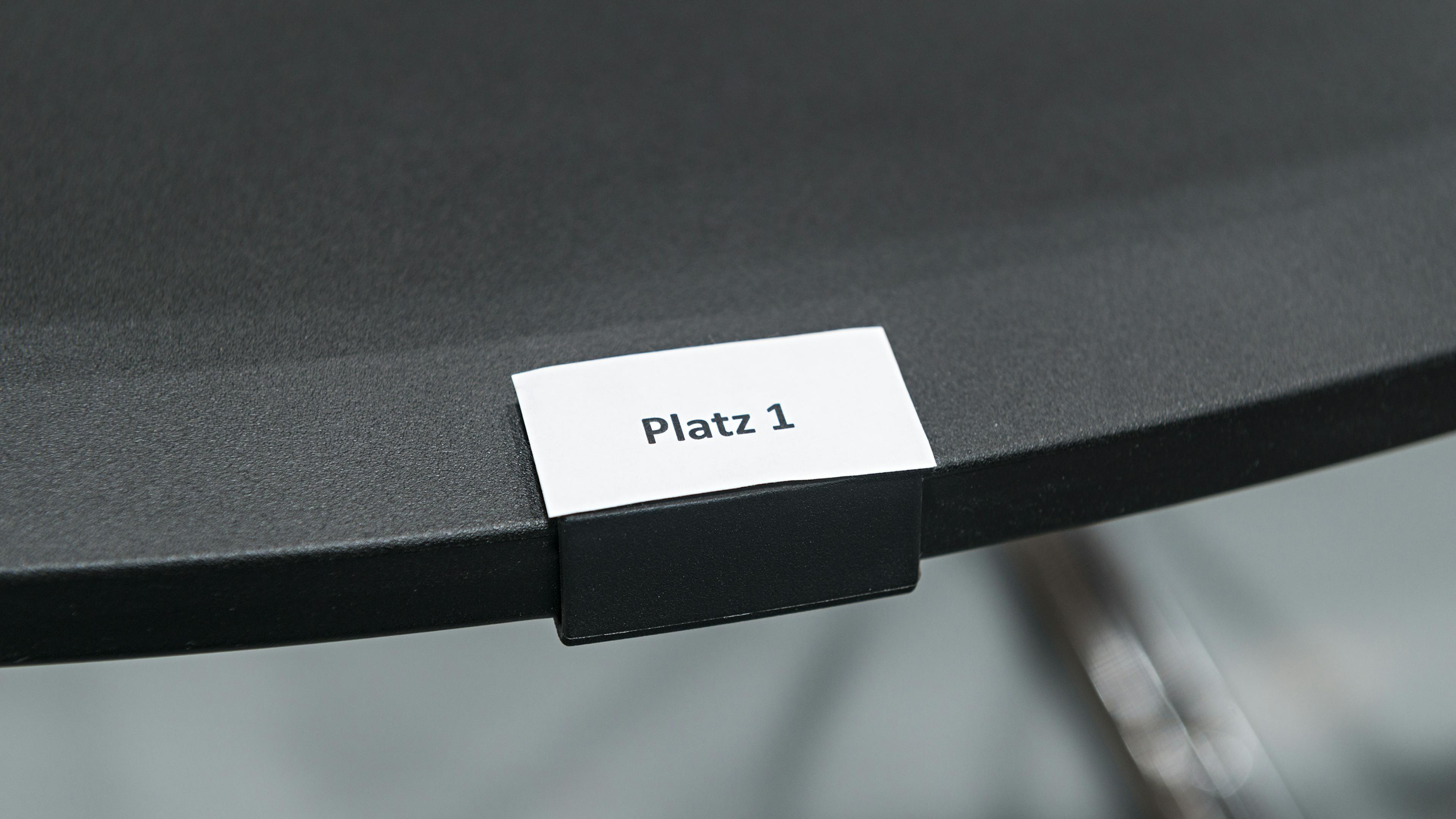 Referenzen-Bildergalerie-tectake arena Würzburg- klif Mehrzweckstuhl-Stapelwagen