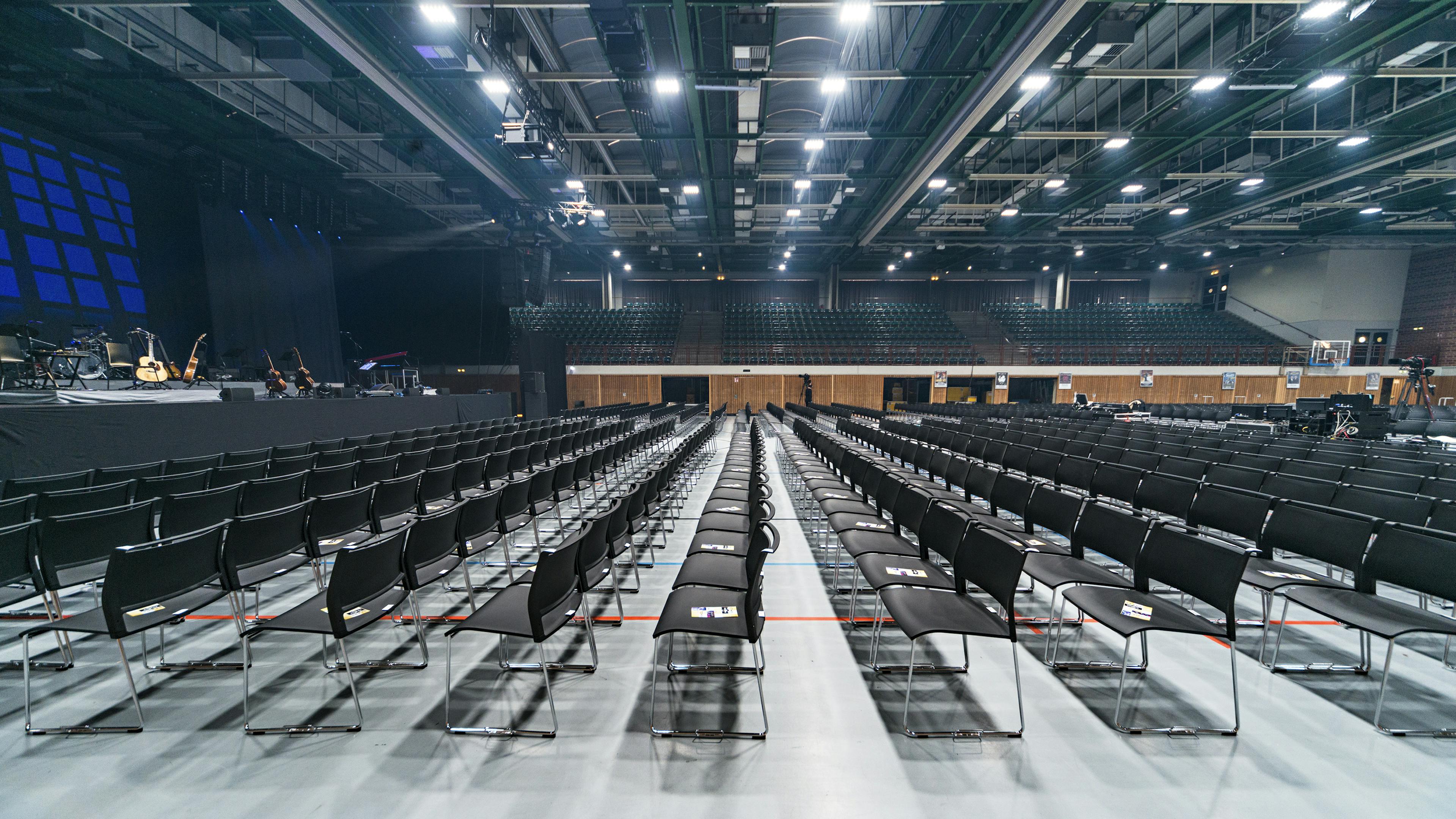 Referenzen-Bildergalerie-tectake arena Würzburg- klif Mehrzweckstuhl-Stapelwagen