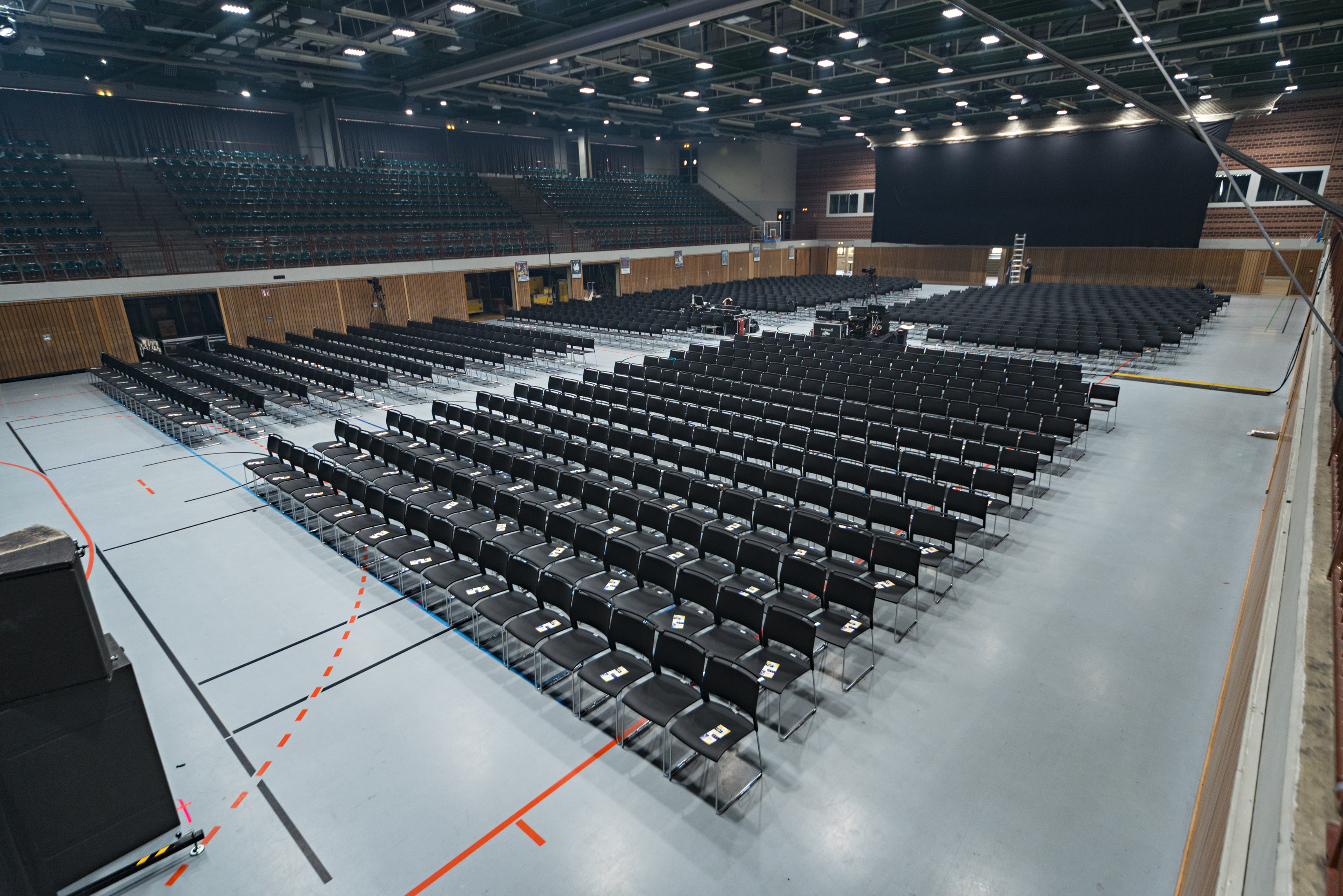 Referenzen-Bildergalerie-tectake arena Würzburg- klif Mehrzweckstuhl-Stapelwagen