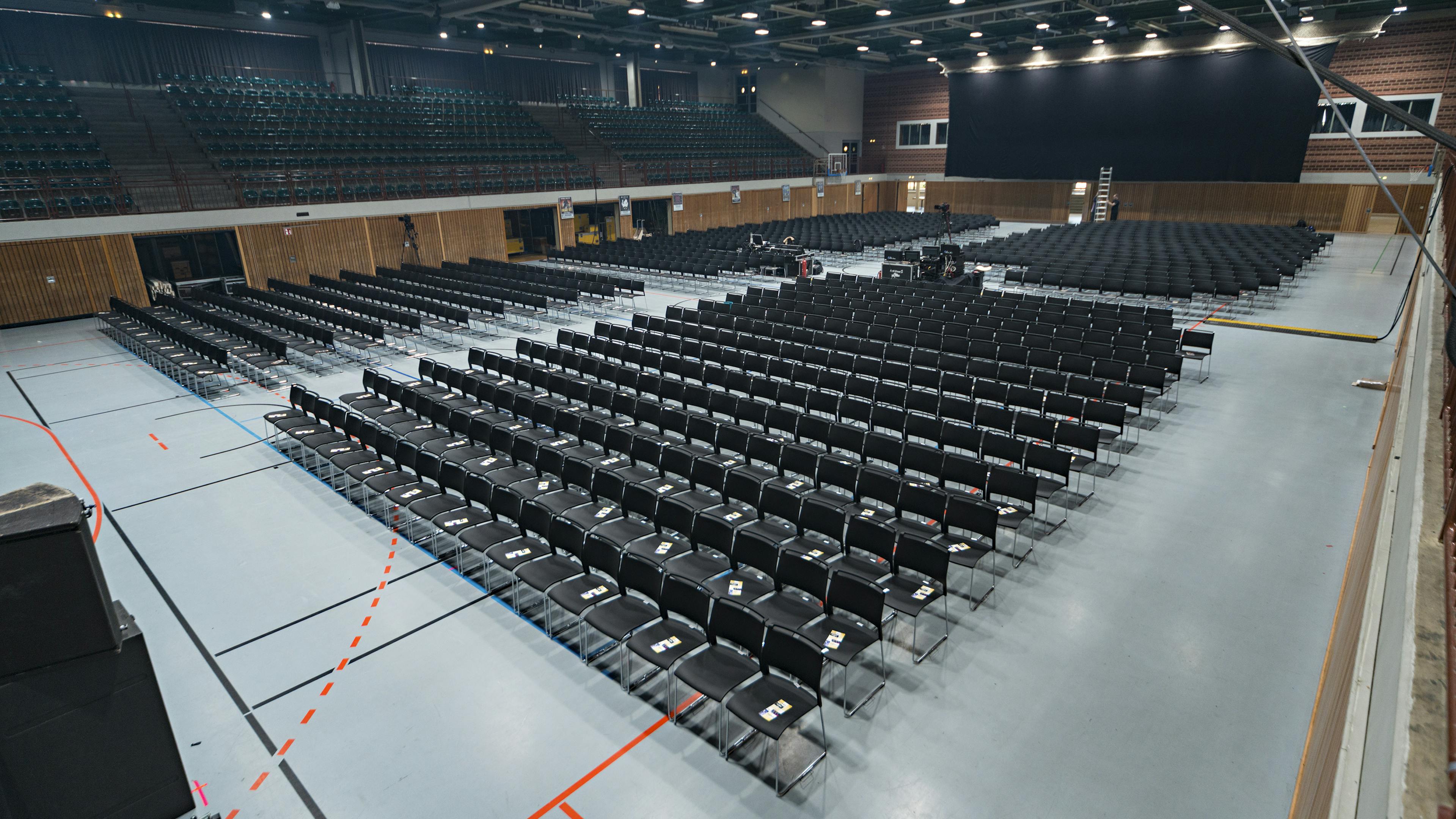 Referenzen-Bildergalerie-tectake arena Würzburg- klif Mehrzweckstuhl-Stapelwagen