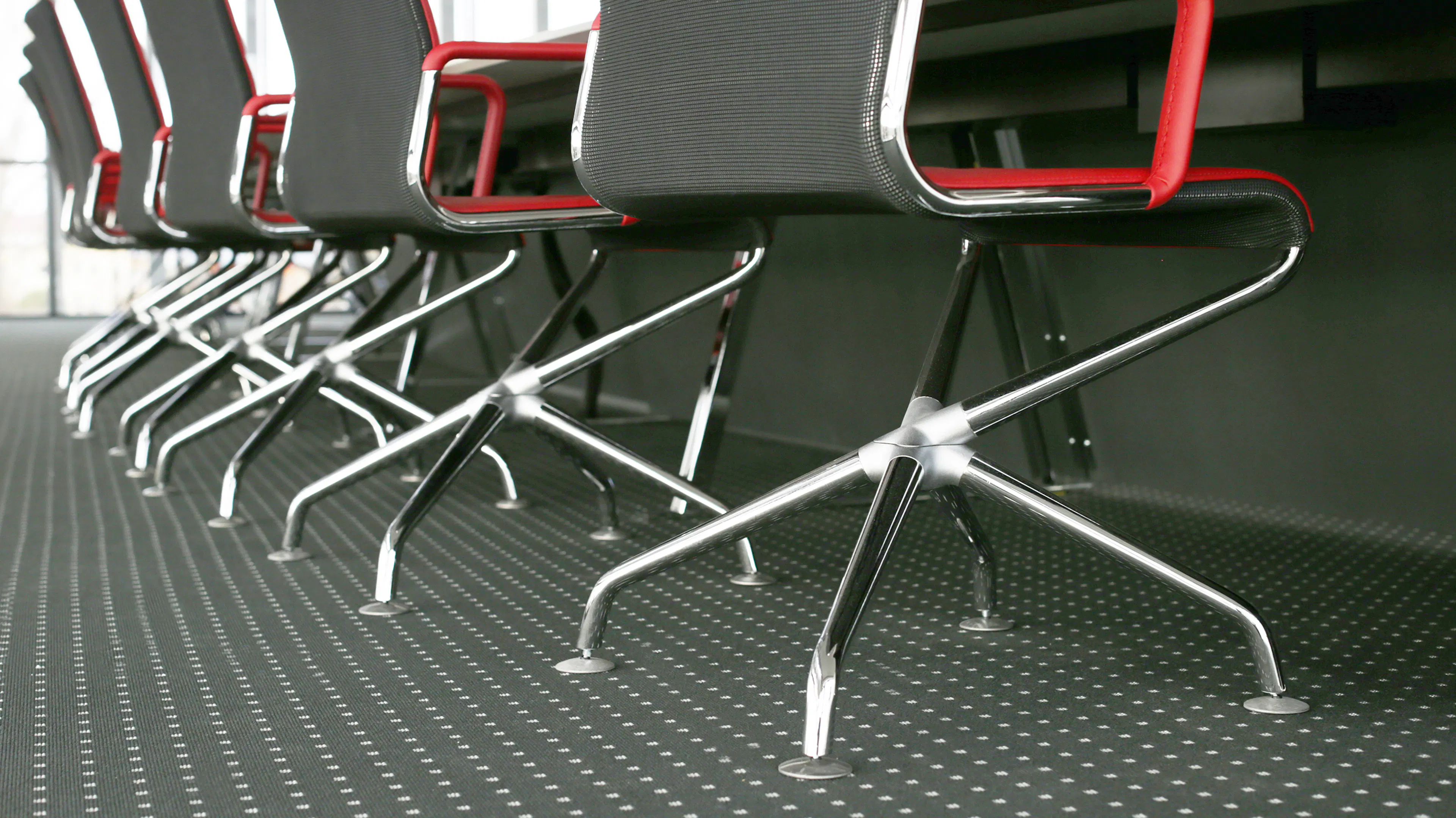 Referenzen-Bildergalerie-Sparkasse Schwäbisch Hall-Konferenztischanlage-xcone Stühle