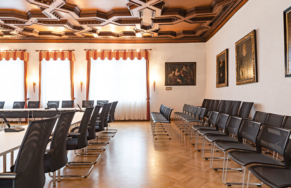 Referenzen-Bildergalerie-Rathaus Gaildorf-pharao net Konferenzstuhl - klif Mehrzweckstuhl- 4-Fuß-Klapptisch easy flex- kabelloses Audiosystem