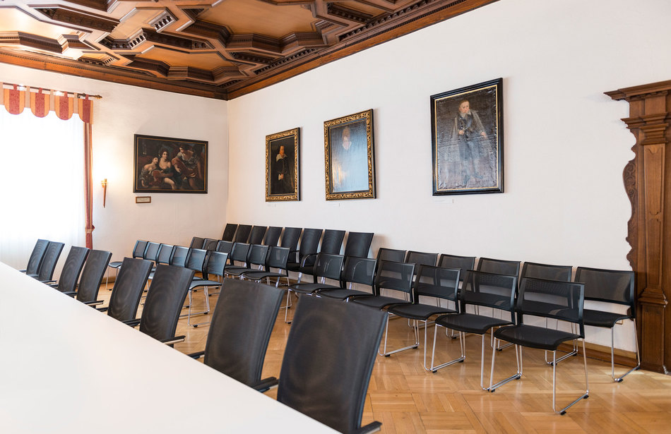 Referenzen-Bildergalerie-Rathaus Gaildorf-pharao net Konferenzstuhl - klif Mehrzweckstuhl- 4-Fuß-Klapptisch easy flex- kabelloses Audiosystem