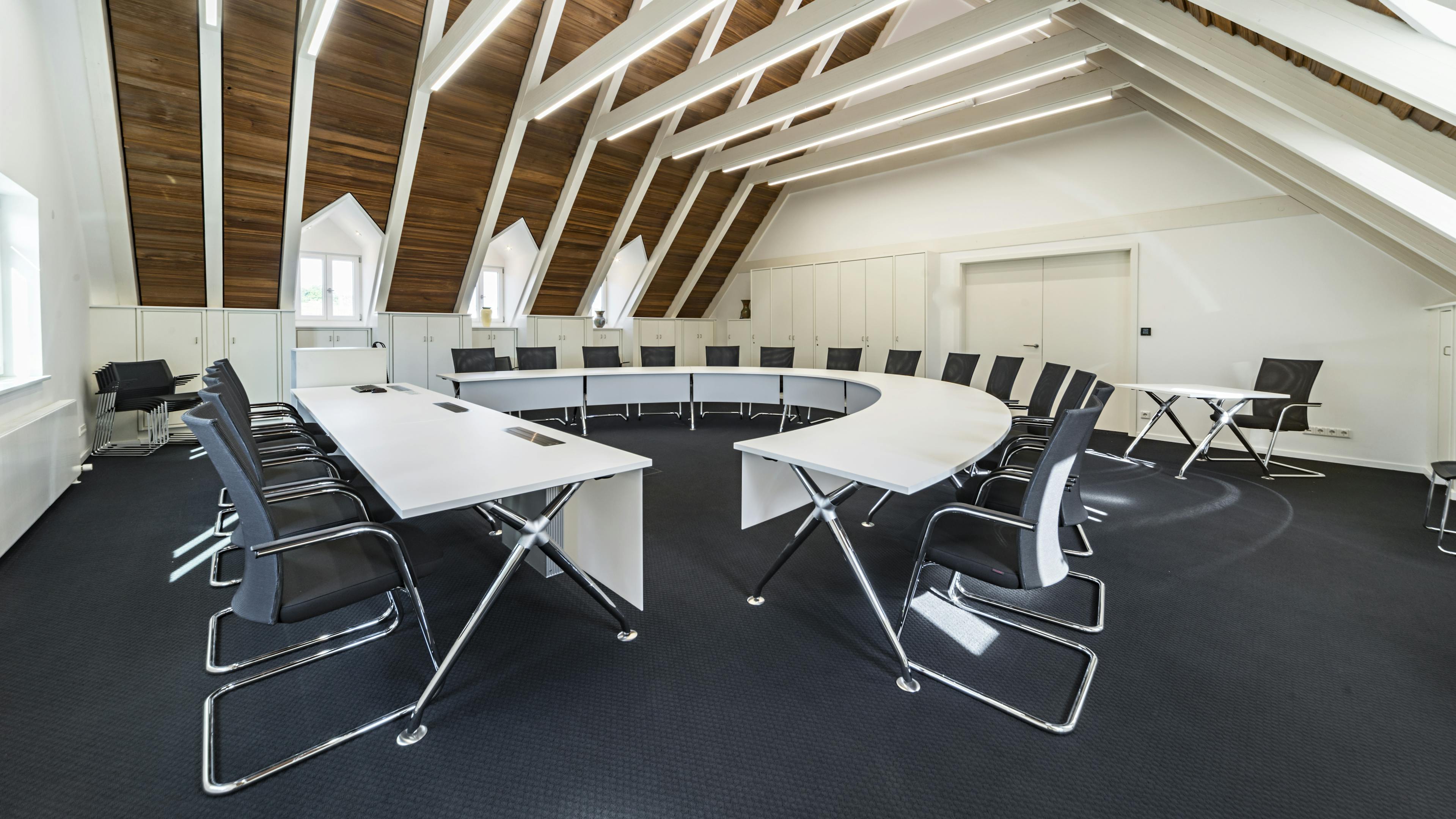 Referenzen-Bildergalerie-Rathaus Untereisesheim- xcone Konferenztisch-pharao net Konferenzstuhl