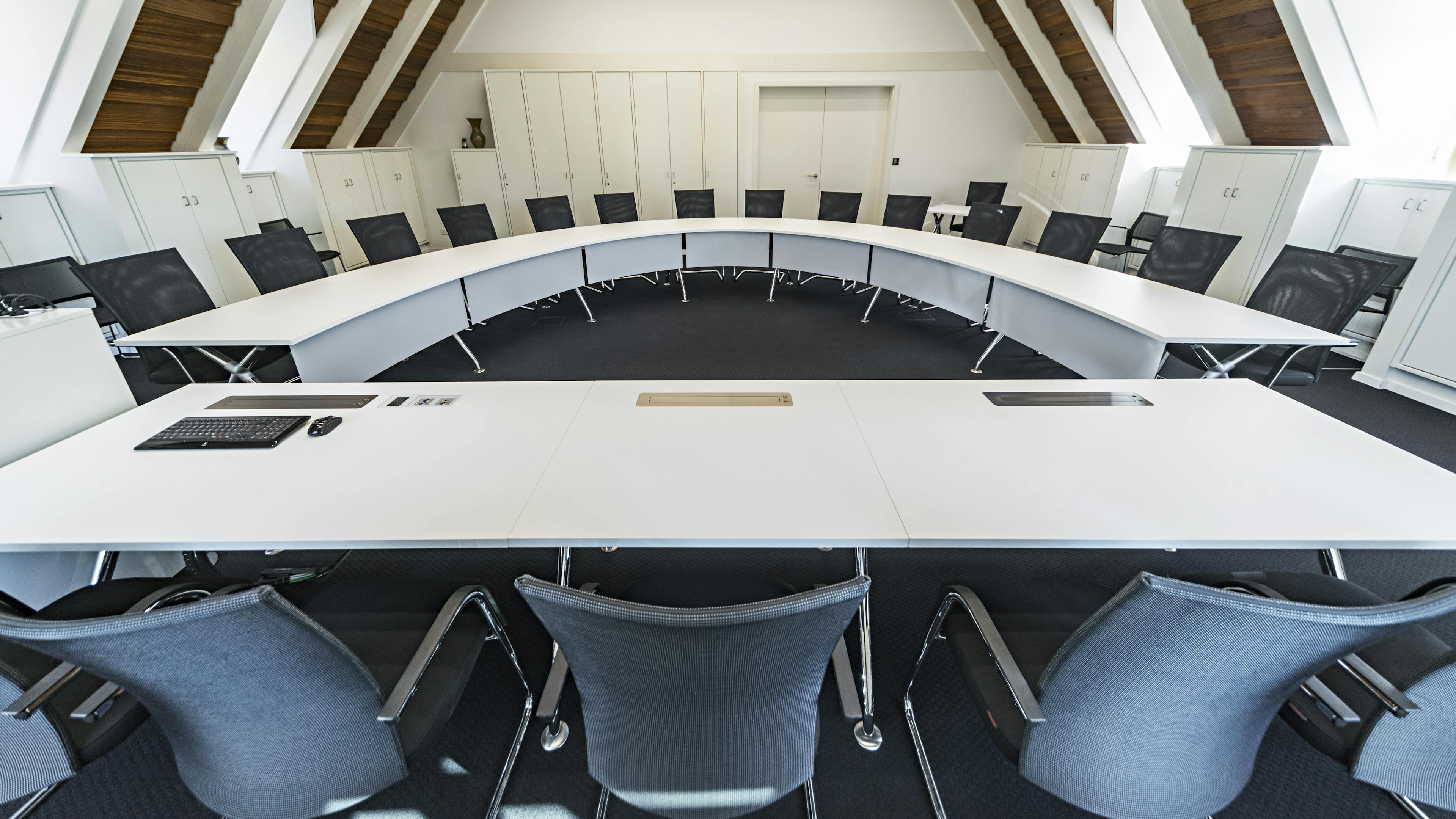 Referenzen-Bildergalerie-Rathaus Untereisesheim- xcone Konferenztisch-pharao net Konferenzstuhl