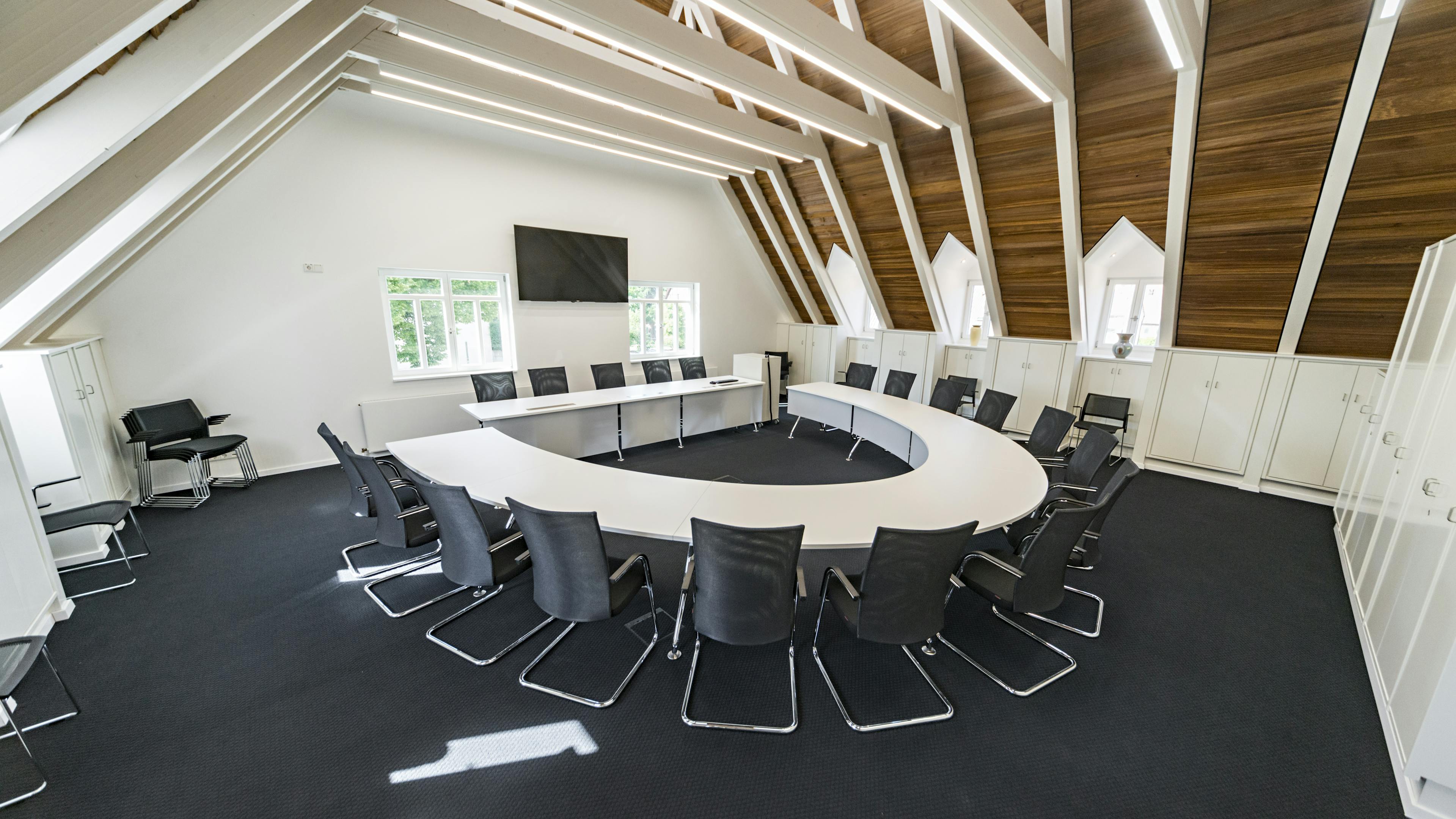 Referenzen-Bildergalerie-Rathaus Untereisesheim- xcone Konferenztisch-pharao net Konferenzstuhl