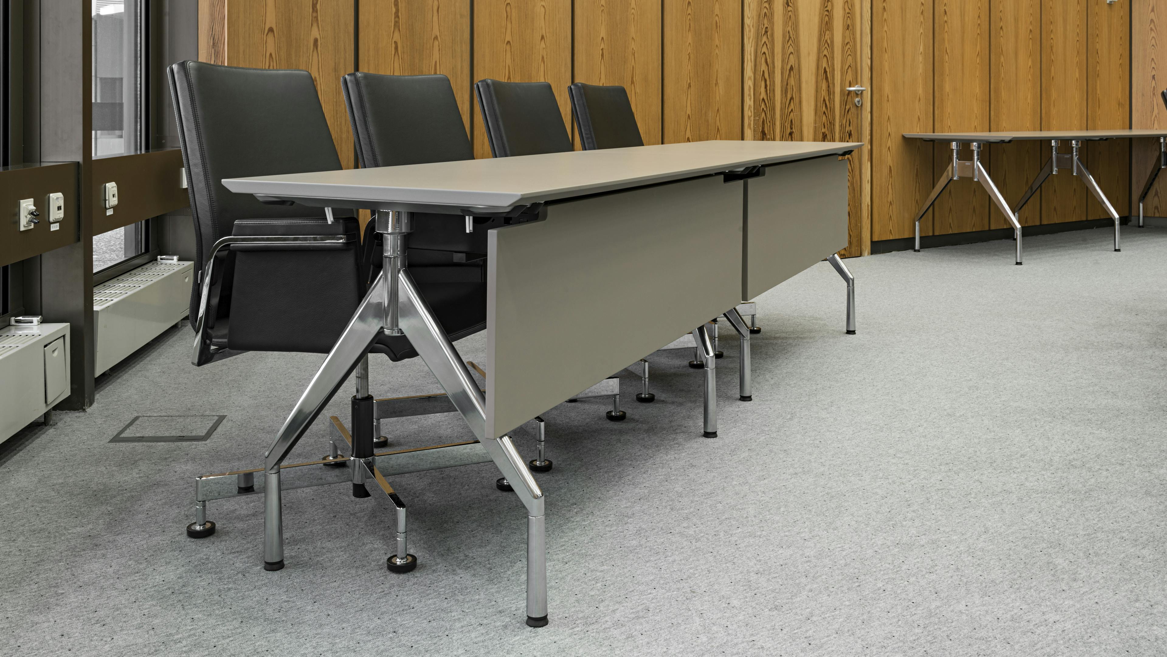 Referenzen-Bildergalerie-Verwaltungsgebäude Nürnberg-Konferenztisch fallon