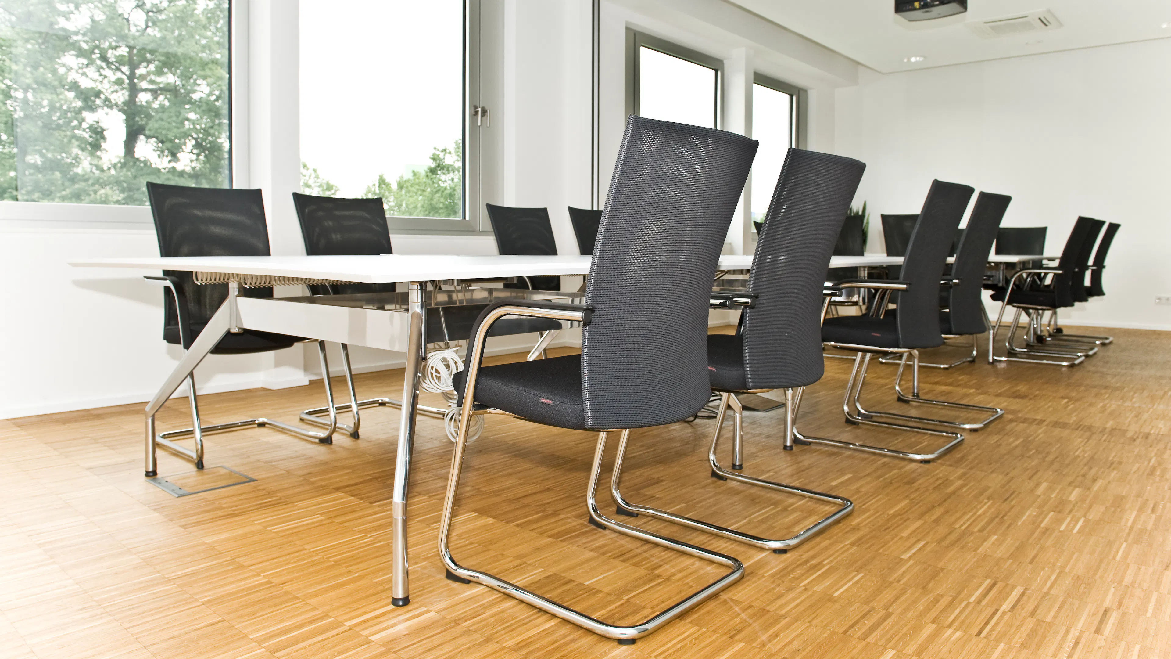 Referenzen-Bildergalerie-Modus Consult Gütersloh- fallon Konferenztische- pharao net Freischwinger