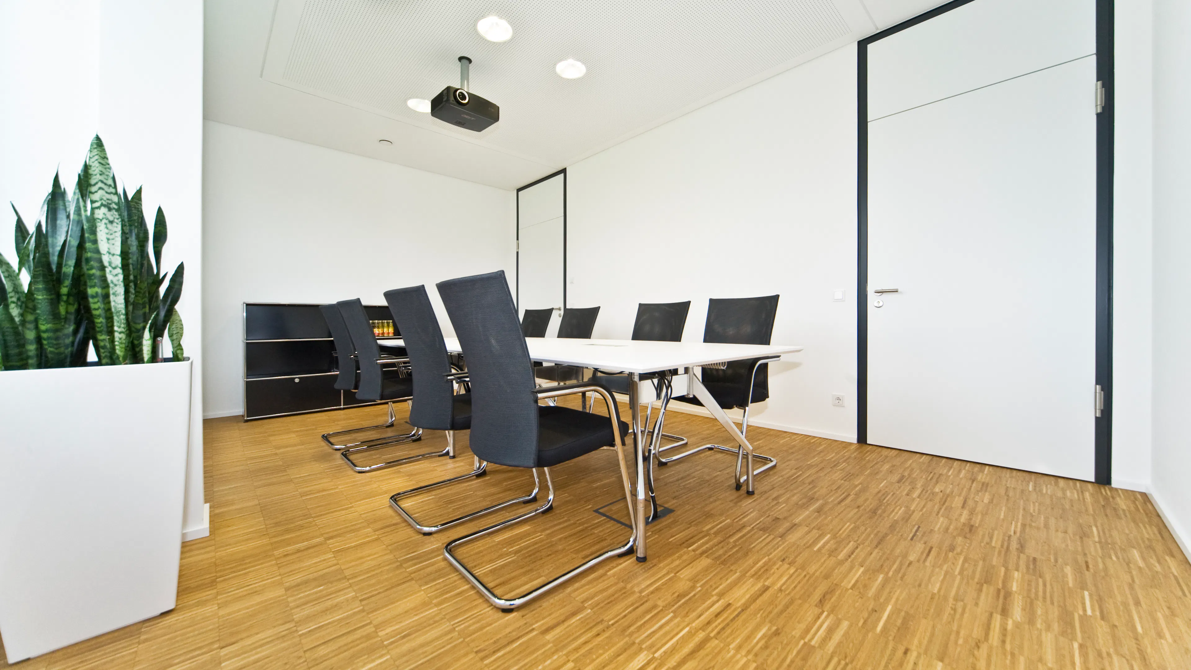 Referenzen-Bildergalerie-Modus Consult Gütersloh- fallon Konferenztische- pharao net Freischwinger