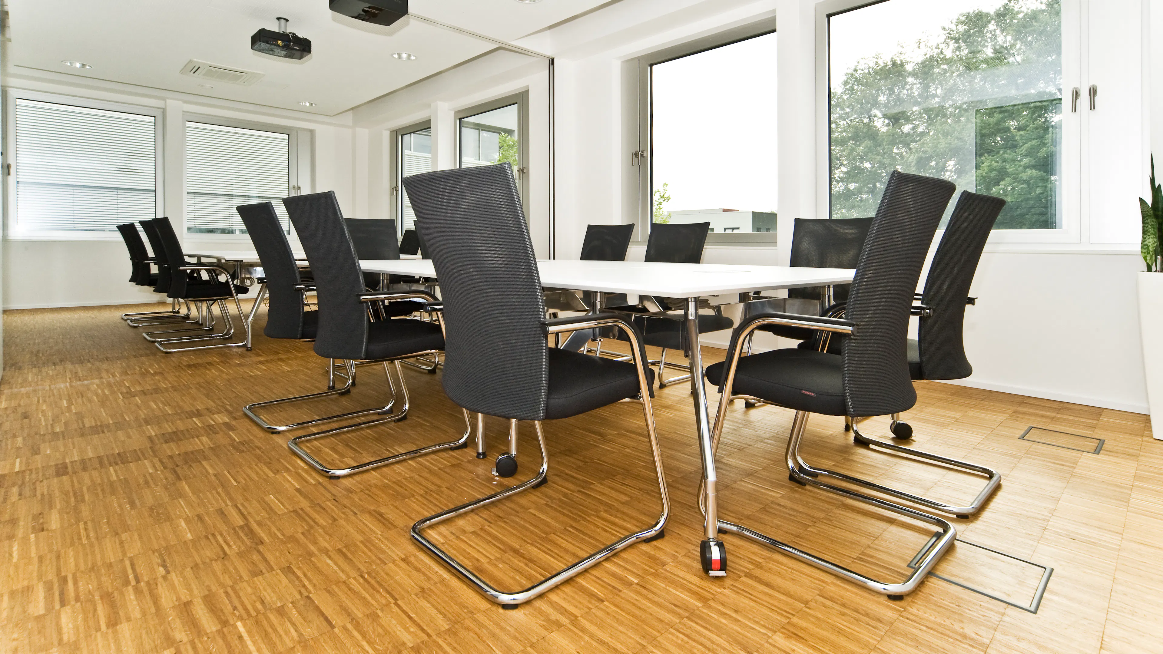 Referenzen-Bildergalerie-Modus Consult Gütersloh- fallon Konferenztische- pharao net Freischwinger