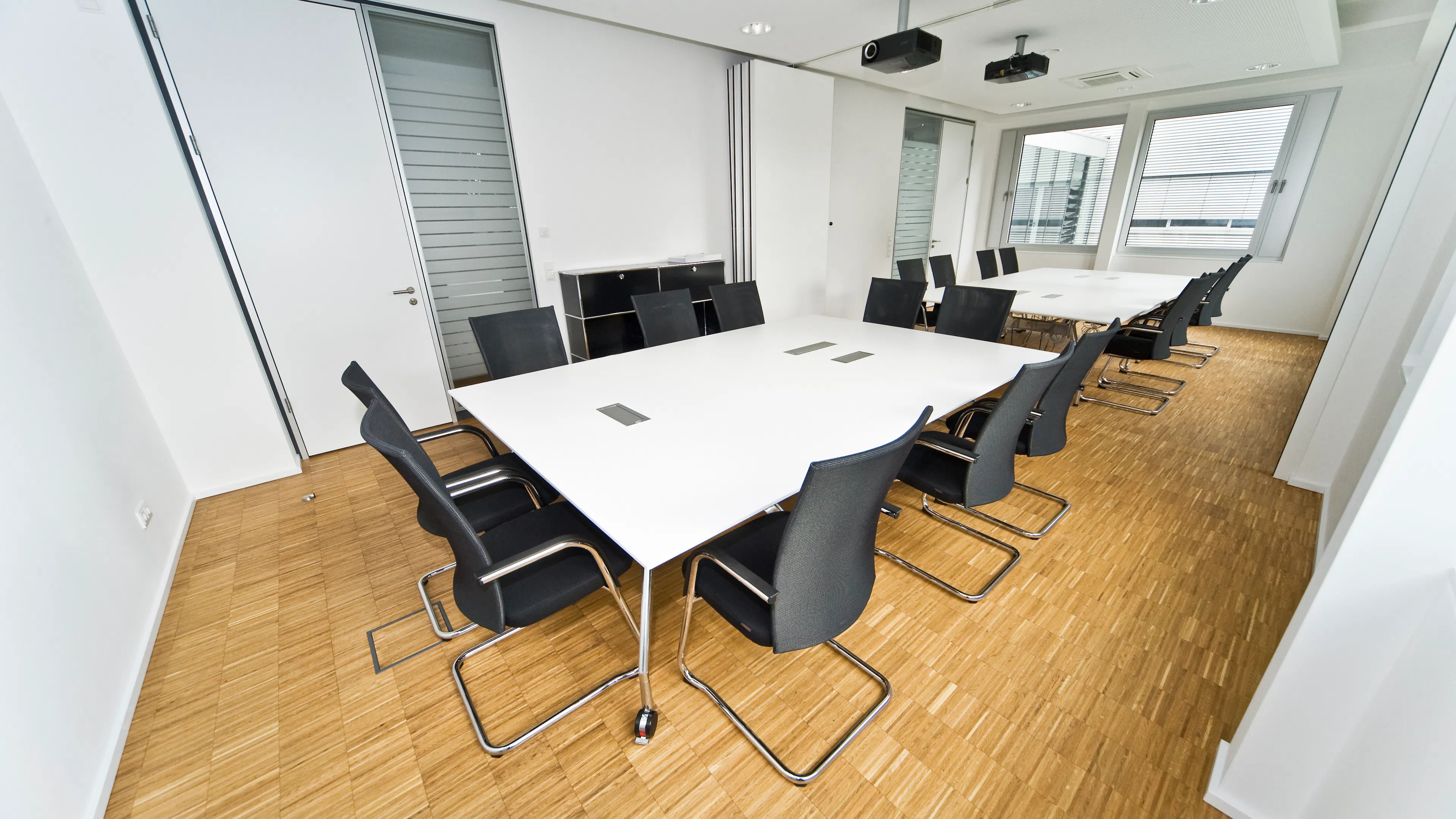 Referenzen-Bildergalerie-Modus Consult Gütersloh- fallon Konferenztische- pharao net Freischwinger