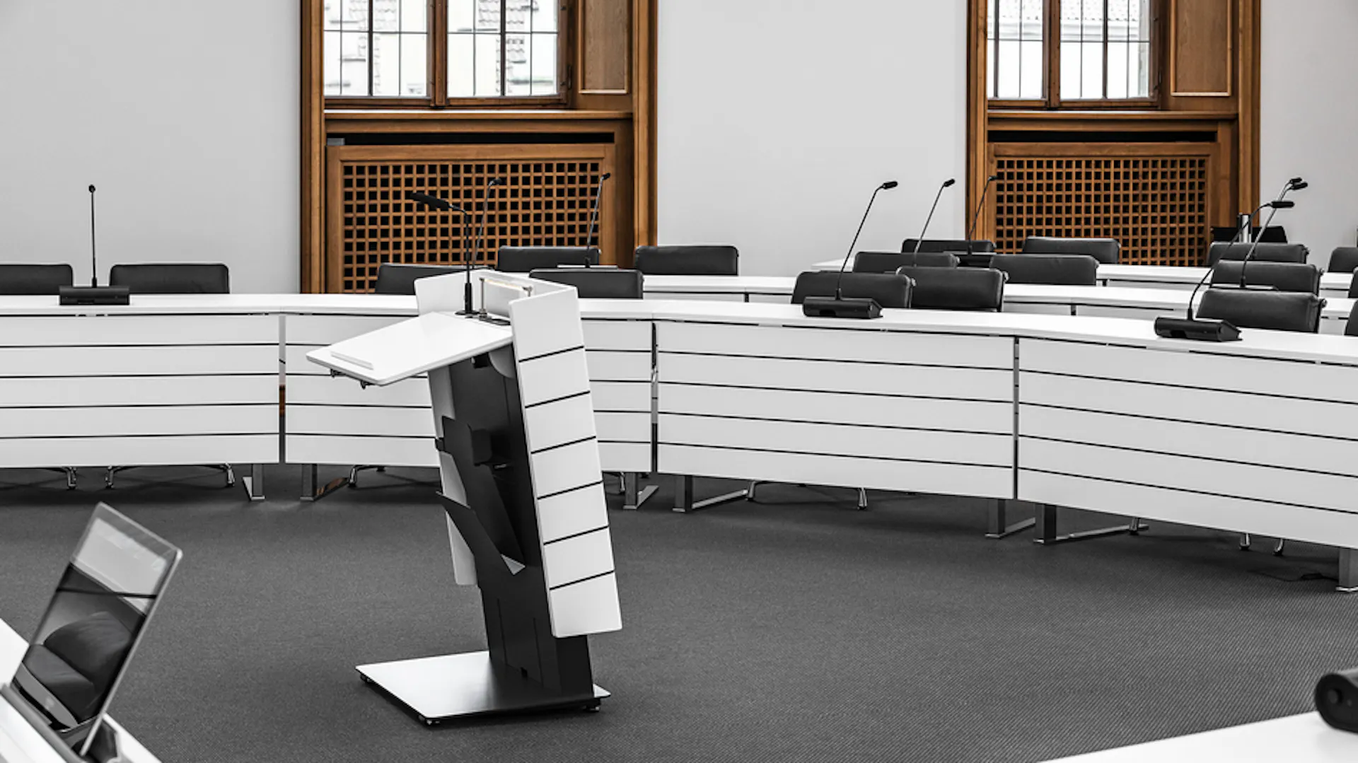 References-City of Osnabrück Council chamber-Osnabrück-c-base table system-PSE lectern-customised display enclosure