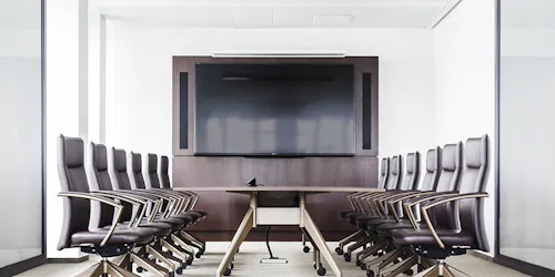 Referenzen- Verwaltungsgebäude- Frankfurt- pharao comfort- fallon Tisch