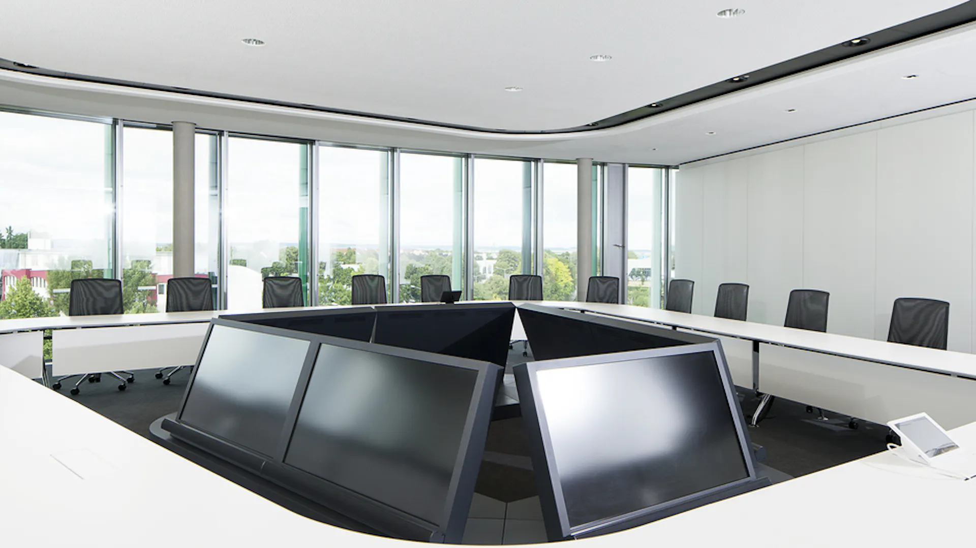 Referenzen- Mann+Hummel- Ludwigsburg- xcone Konferenzanlage- Monitorinsel-primo Konferenzstuh