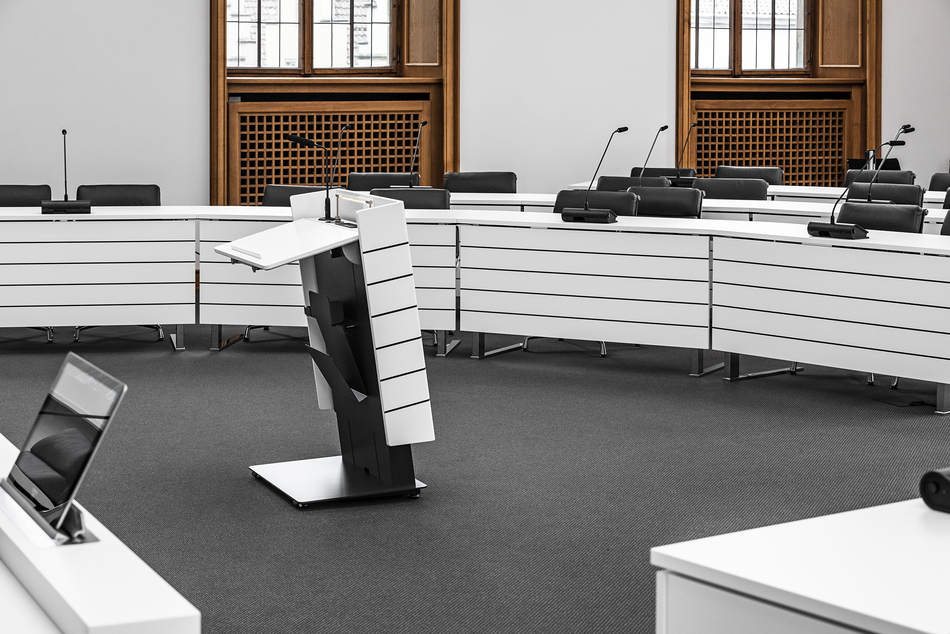 Références-Ville d'Osnabrück Salle du conseil municipal-Osnabrück-c-base Système de table-PSE Pupitre d'orateur-Confinement individuel de l'écran