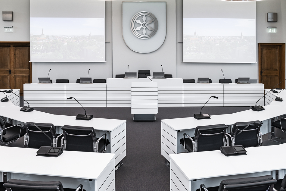 Références-Ville d'Osnabrück Salle du conseil municipal-Osnabrück-c-base Système de table-PSE Pupitre d'orateur-Confinement individuel de l'écran