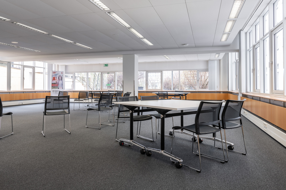 Références- LBS Stuttgart salle de formation agile- Stuttgart- klif chaise empilable- multiform table pivotante