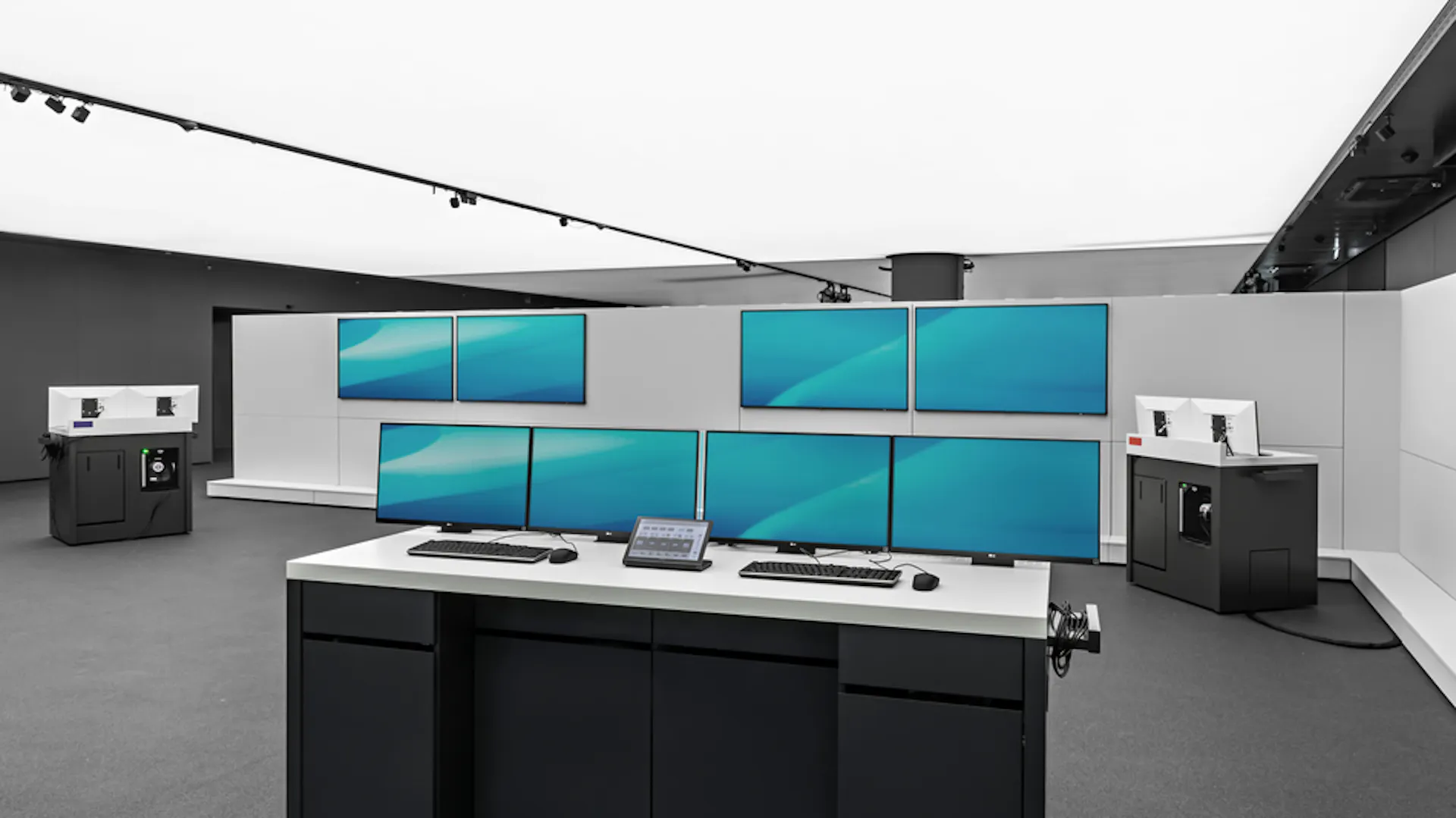 Références- Centre de recherche et d'innovation (FIZ) du groupe BMW à Munich- Munich - totems médiatiques et consoles techniques sur mesure