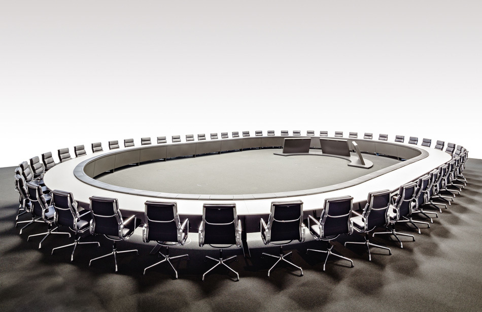 Boardroom d'une entreprise DAX 100 | Installation de conférence : solution spéciale