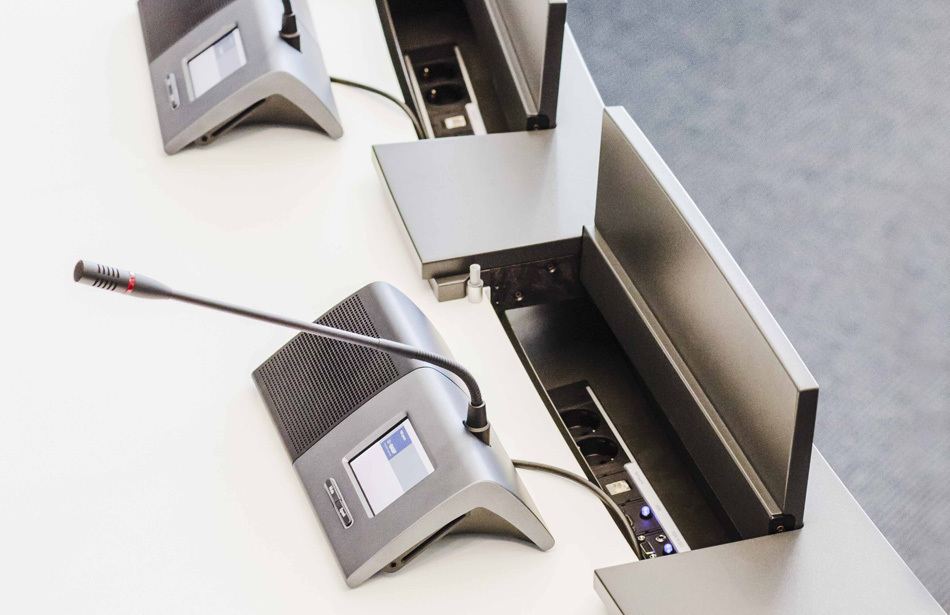 Salle du conseil d'administration d'une entreprise DAX 100 | panneau de connexion de table, microphone