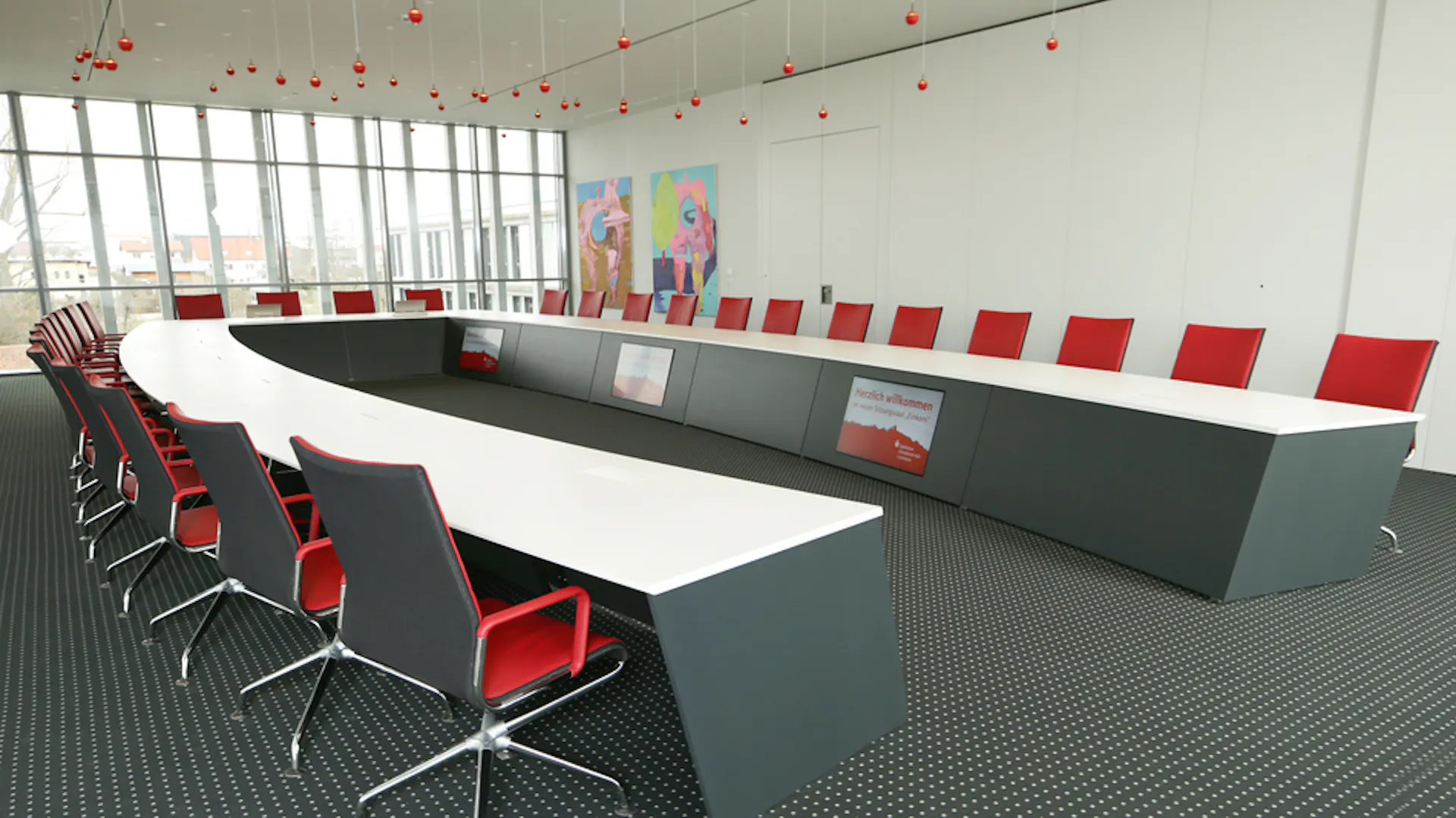 Referenzen-Sparkasse-Schwäbisch Hall-Konferenztischanlage Sonderbau-xcone Stühle