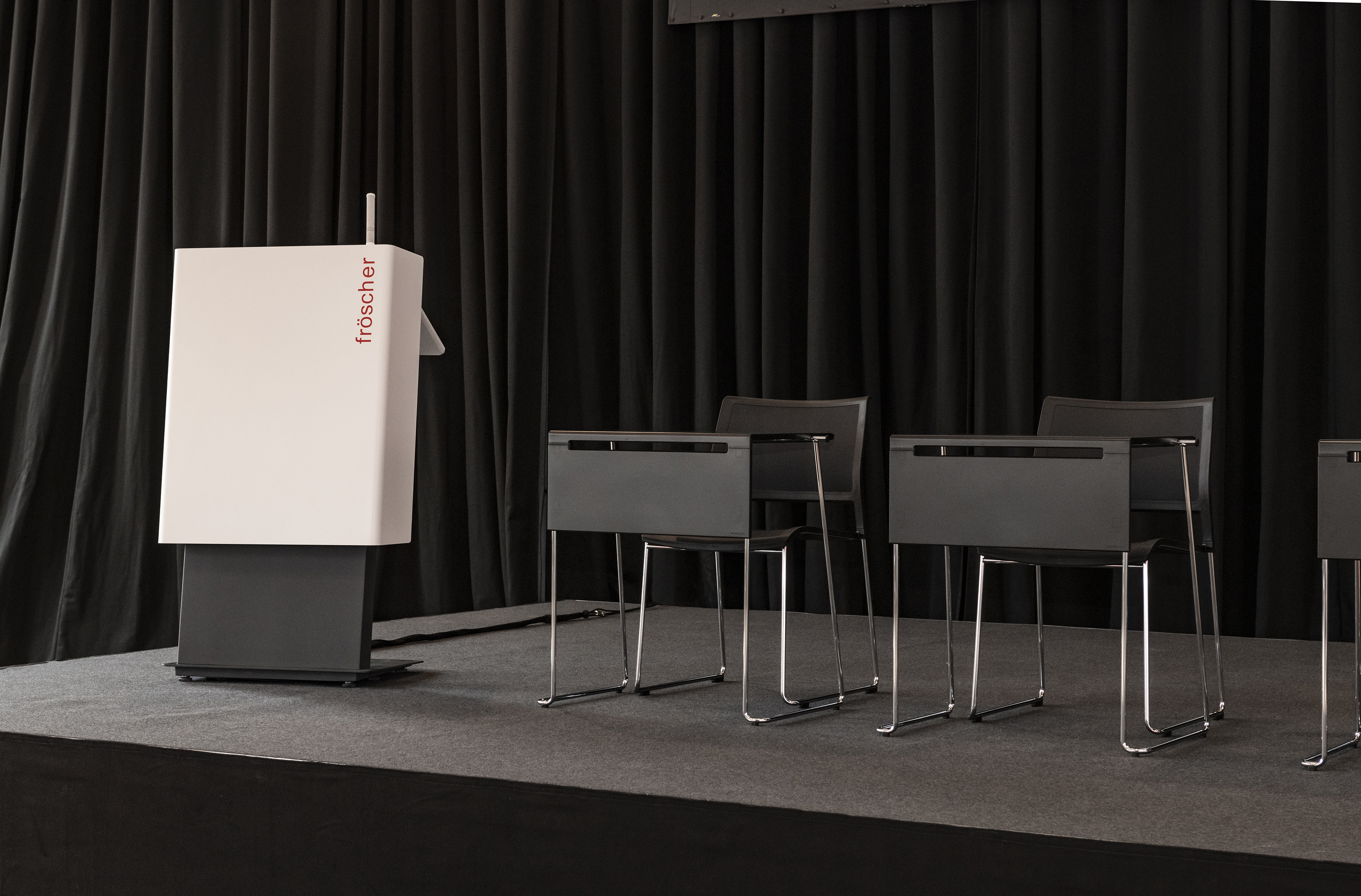 Références-Galerie de photos-Maison équestre Ludwigsburg-klif Table empilable-klif Chaise empilable-PSE Pupitre d'orateur