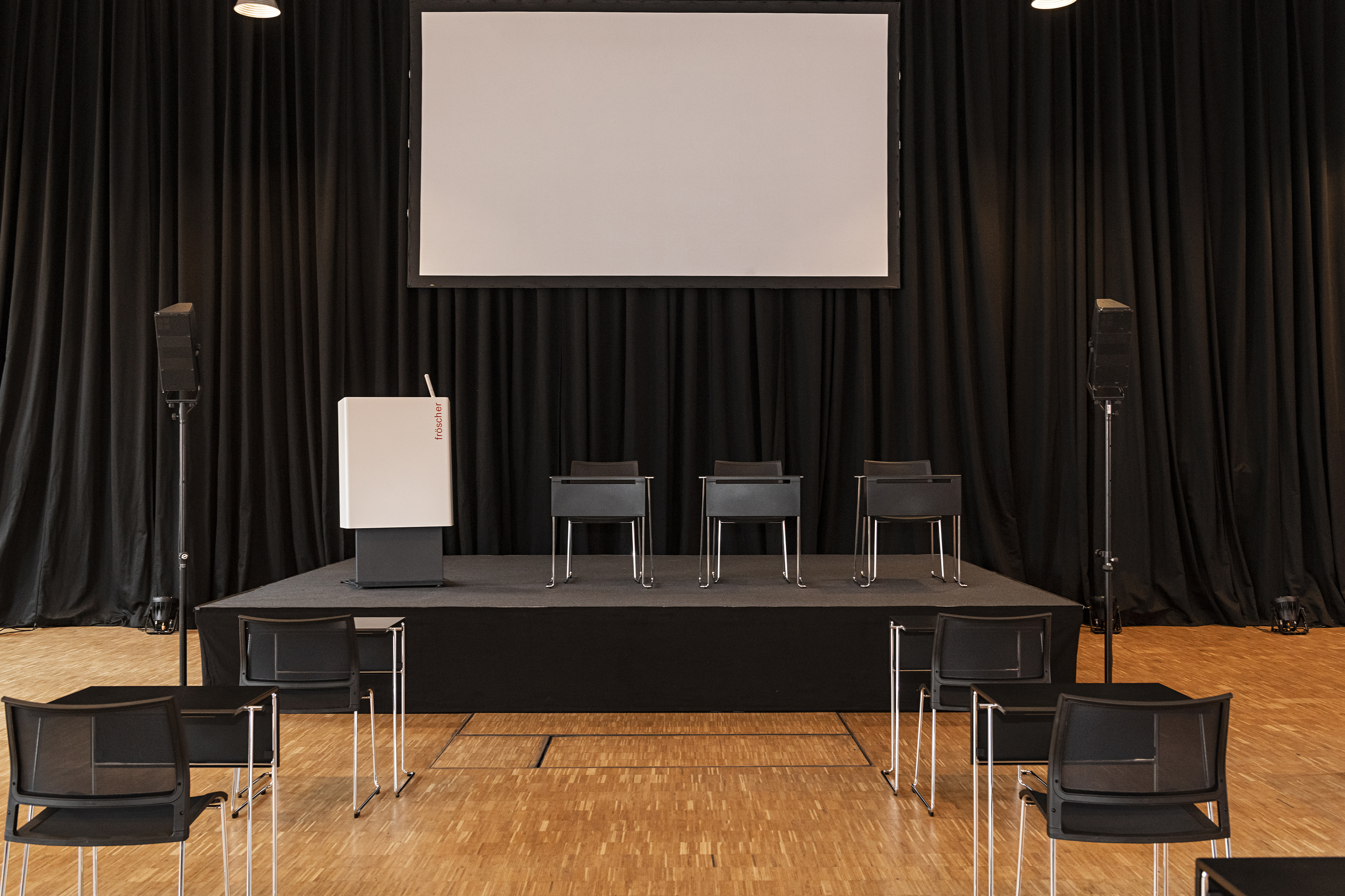 Références-Galerie de photos-Maison équestre Ludwigsburg-klif Table empilable-klif Chaise empilable-PSE Pupitre d'orateur