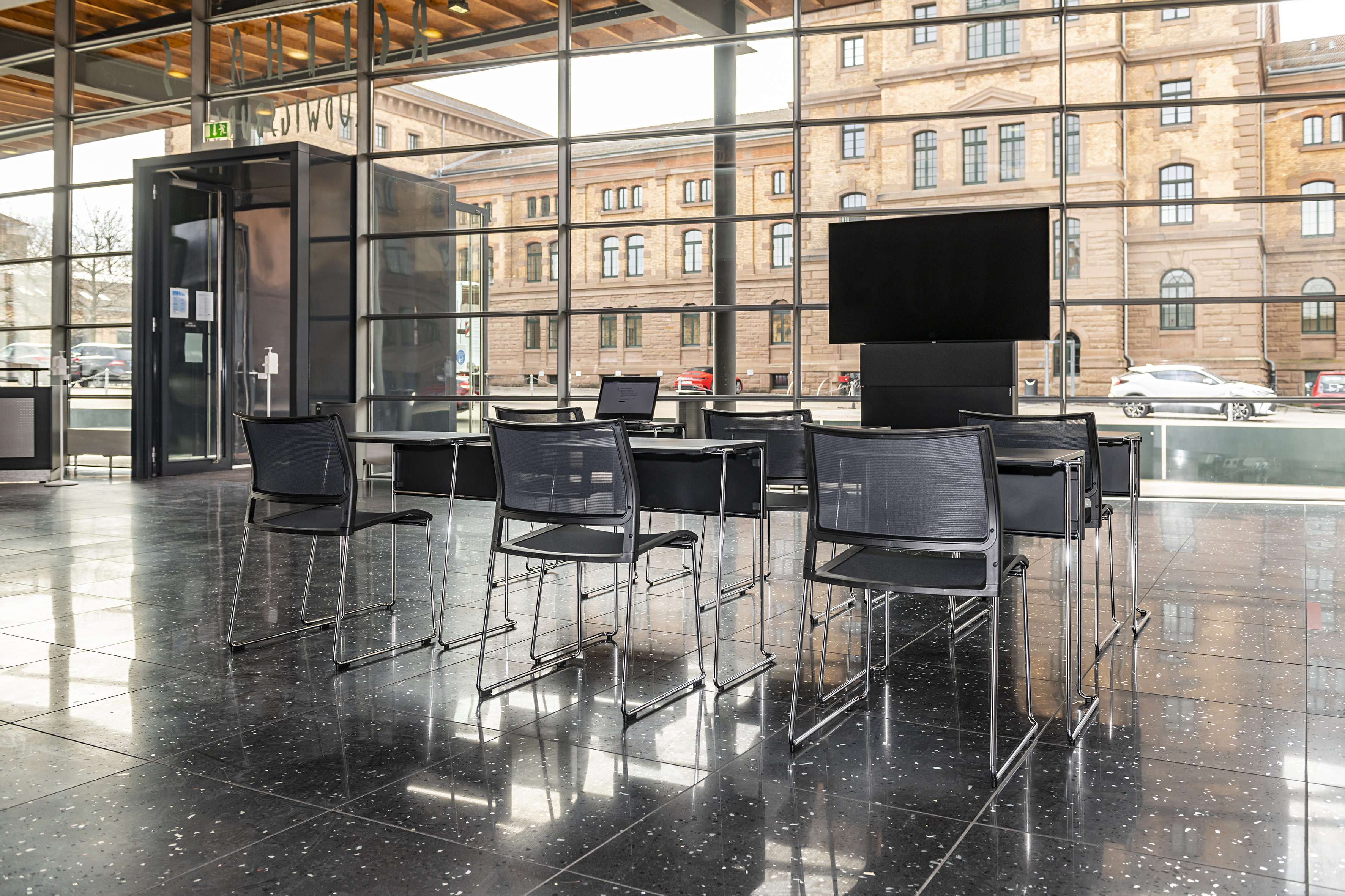 Références-Galerie d'images-Maison équestre Ludwigsburg-klif Table empilable-klif Chaise empilable-MICO-2 Stèle médiatique