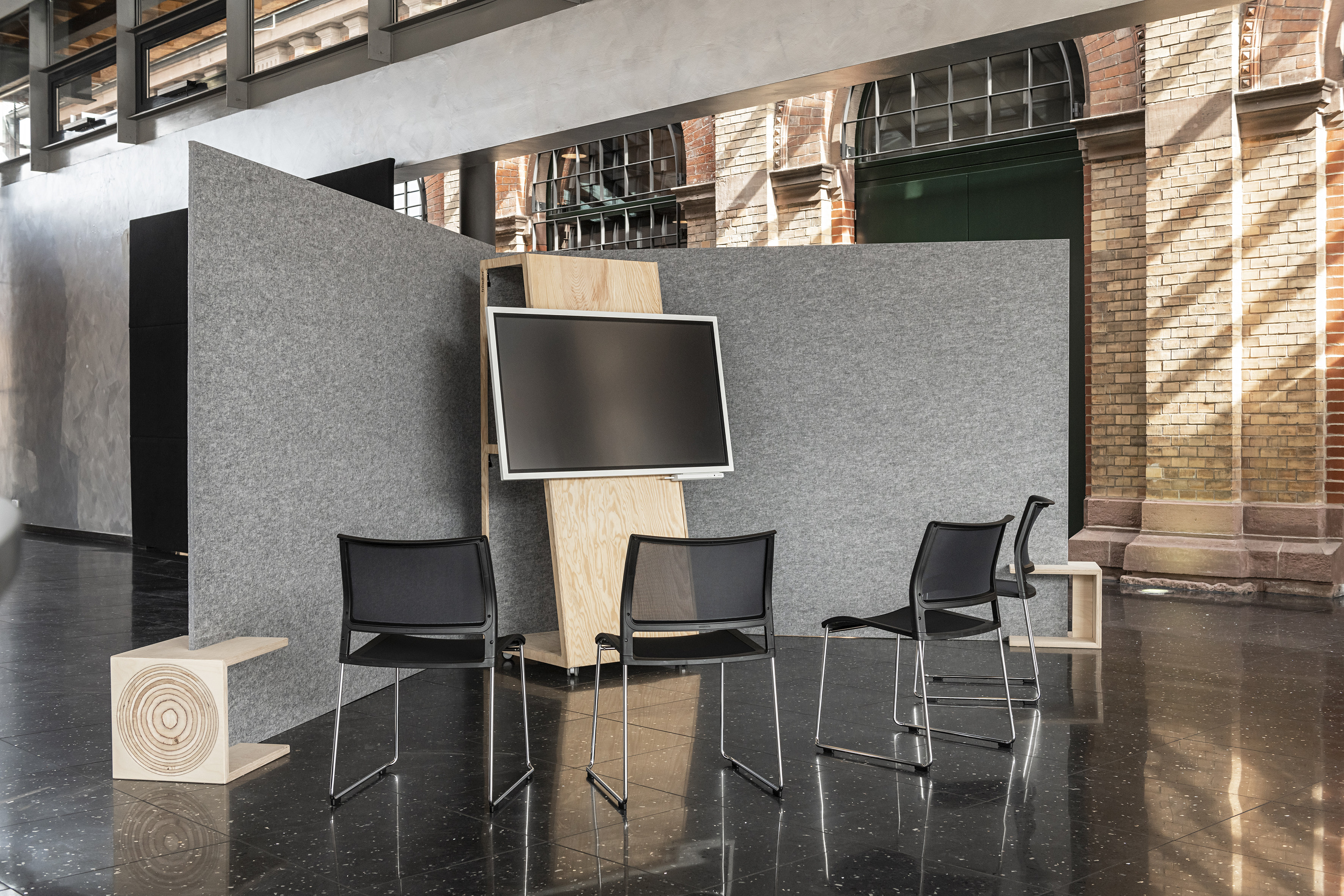 Références-Galerie d'images-Cabane Ludwigsburg-klif Table empilable-klif Chaise empilable-A-Frame Flip