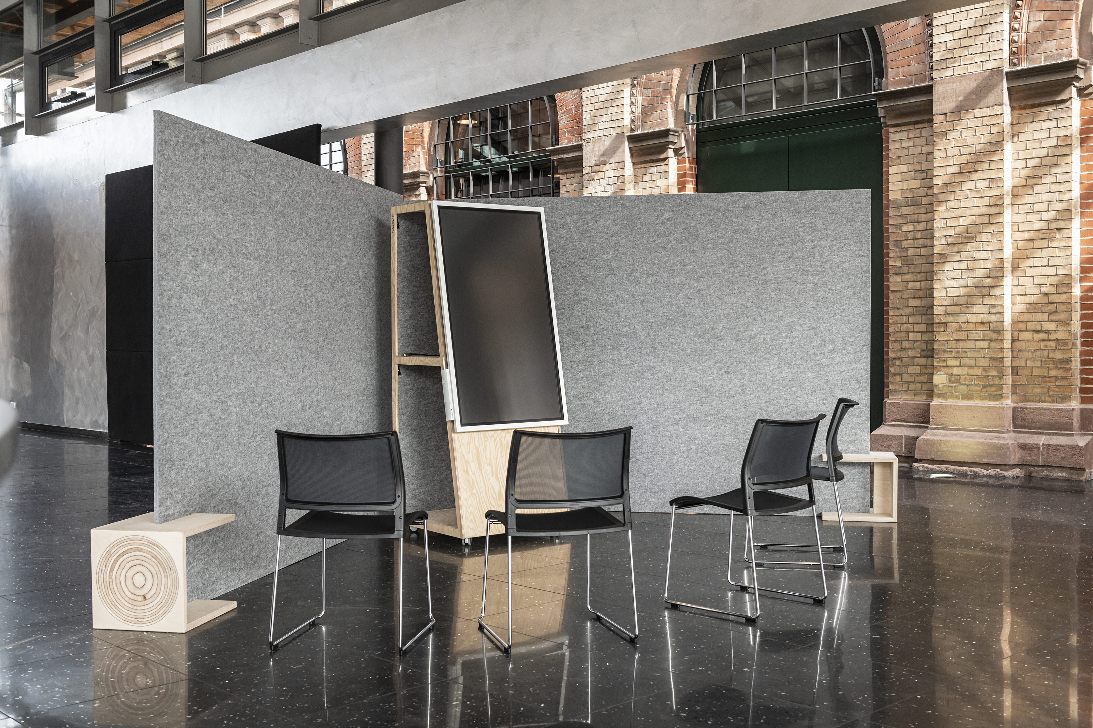 Références-Galerie d'images-Cabane Ludwigsburg-klif Table empilable-klif Chaise empilable-A-Frame Flip