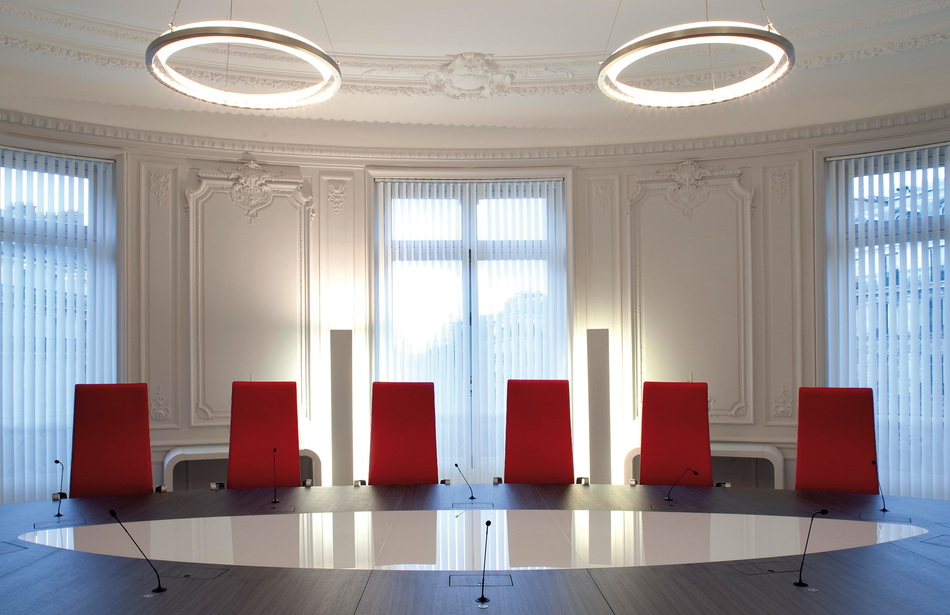 AMB Generali, Paris | table de conférence : cetera | conception : Volume ABC, Paris - Mme Anne Charlet