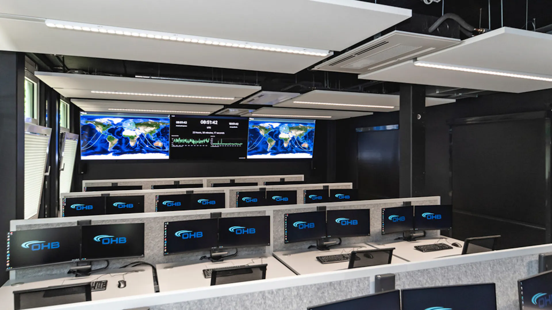 références- OHB Digital Connect GmbH- Mainz-lino Bureau réglable en hauteur électriquement-Panneaux de raccordement de table en exécution spéciale_ Plateaux de table poudrés de forme spéciale- Panneaux acoustiques & pare-vue en non-tissé polyester- Siège de travail sano