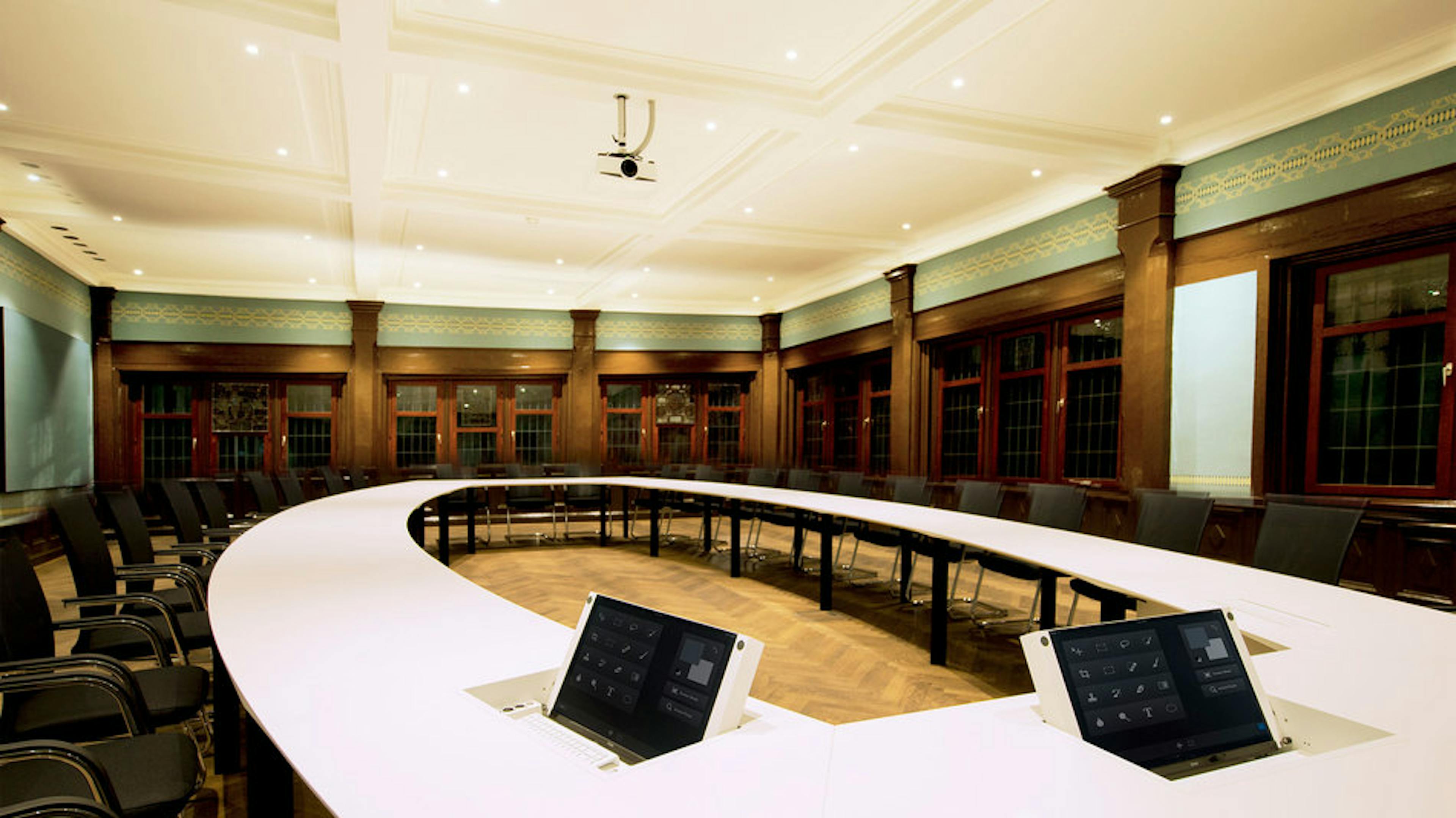 Mairie de Tübingen | Table de conférence : cetera | Chaise de conférence : pharao