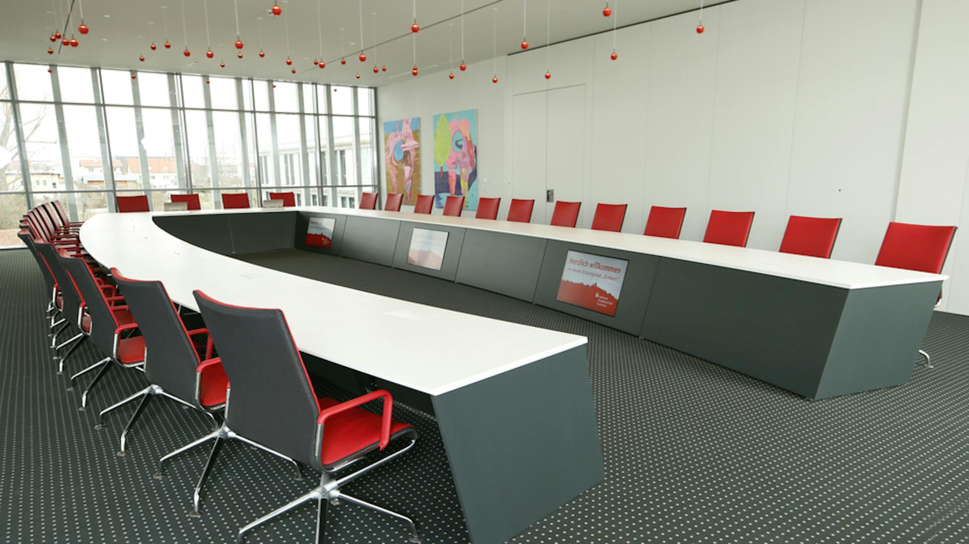 Referenzen-Sparkasse-Schwäbisch Hall-Konferenztischanlage Sonderbau-xcone Stühle