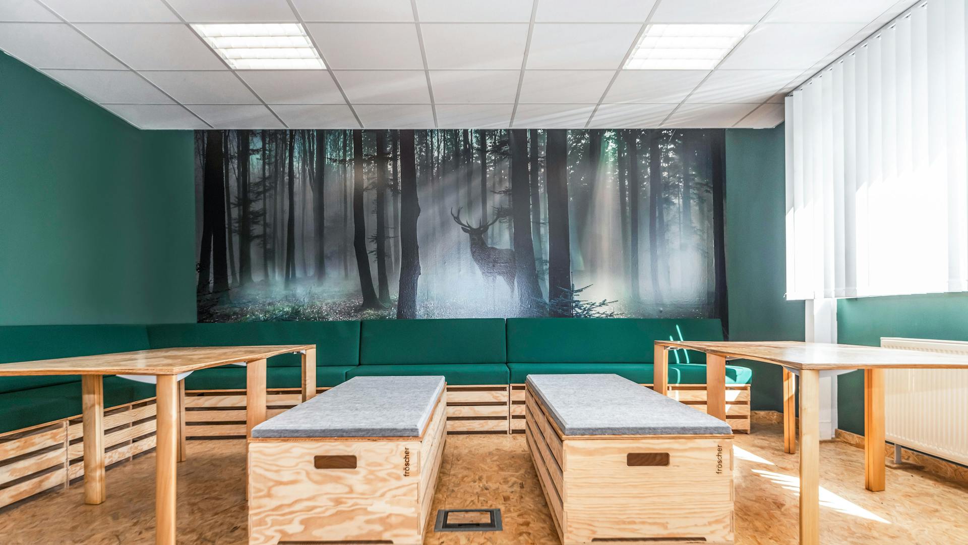 Referenzen-Pausenraum fröscher-Steinheim an der Murr-arena auf Rollen-cetera Tisch-Konferenztisch- arena-Sitzauflagen