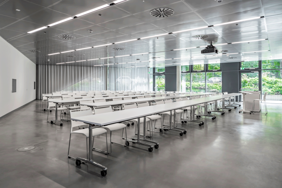 Références_ Duale Hochschule Baden-Württemberg_ Stuttgart_ klif chaise empilable_ klif tabouret de bar_ multiform table pivotante