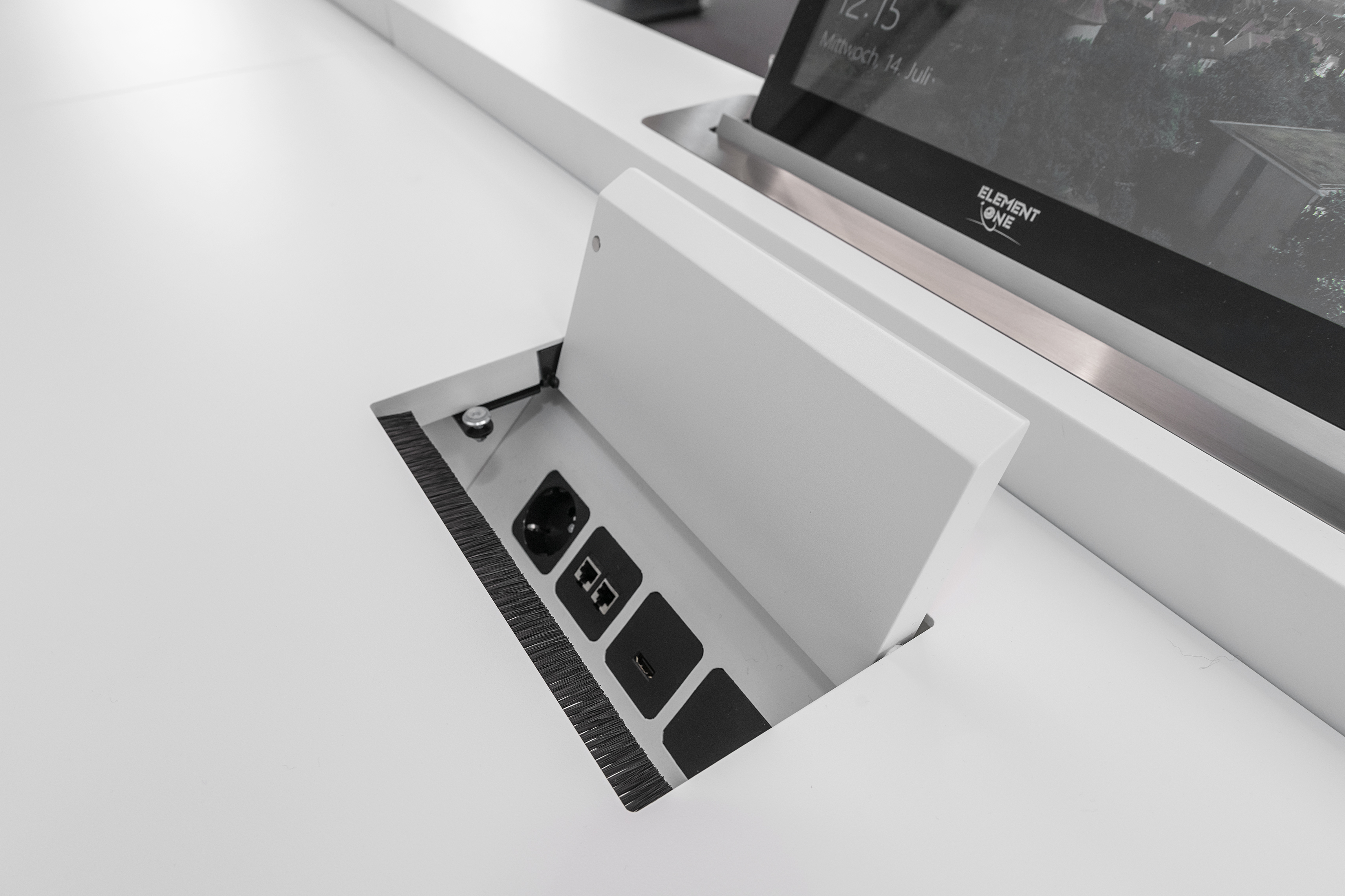 Salle du conseil municipal de la ville d'Osnabrück | système de table : c-base | pupitre PSE | boîtier d'affichage individuel I panneau de connexion de table