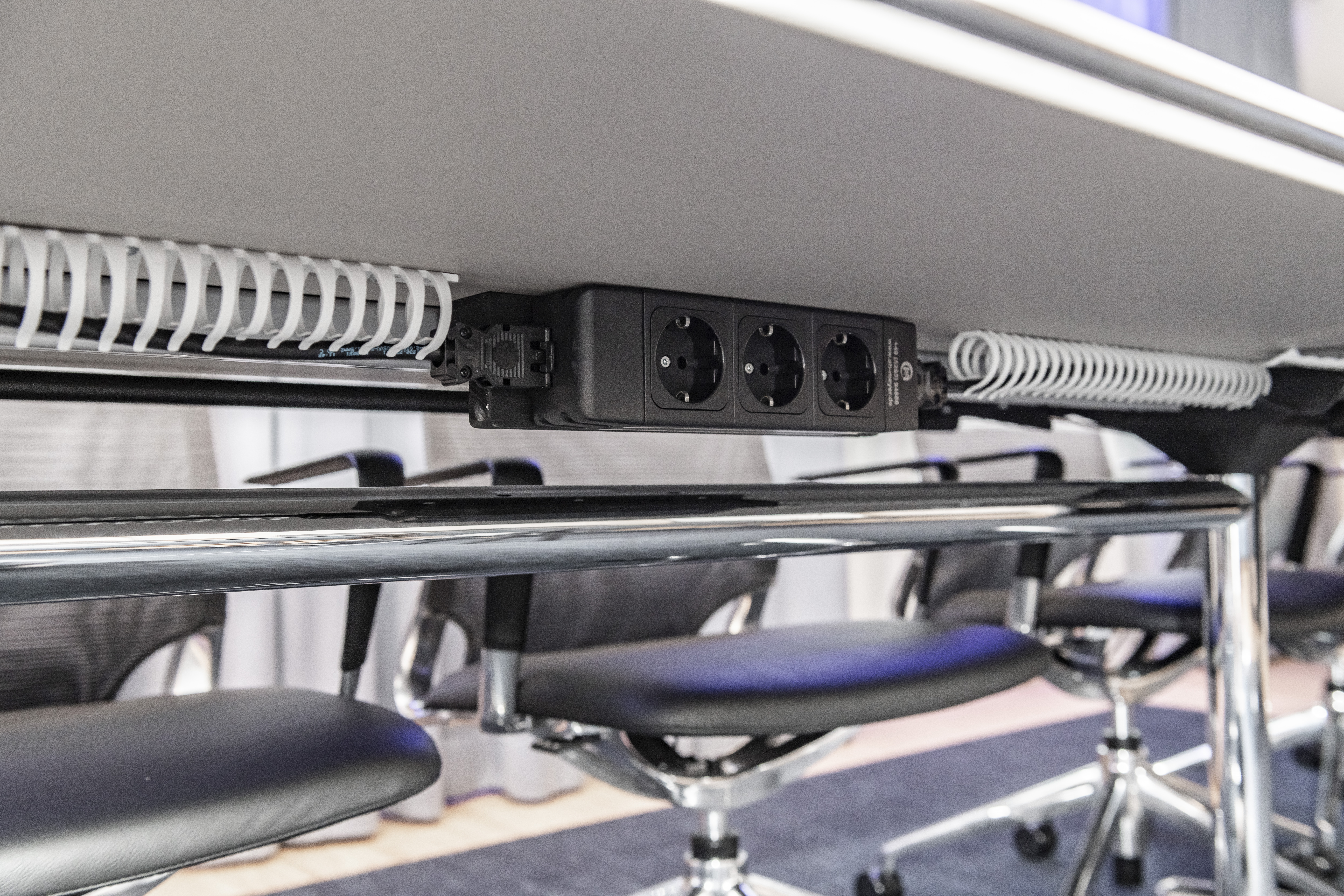 Volksbank Fellbach | multiform | legroom panel | table connection panel