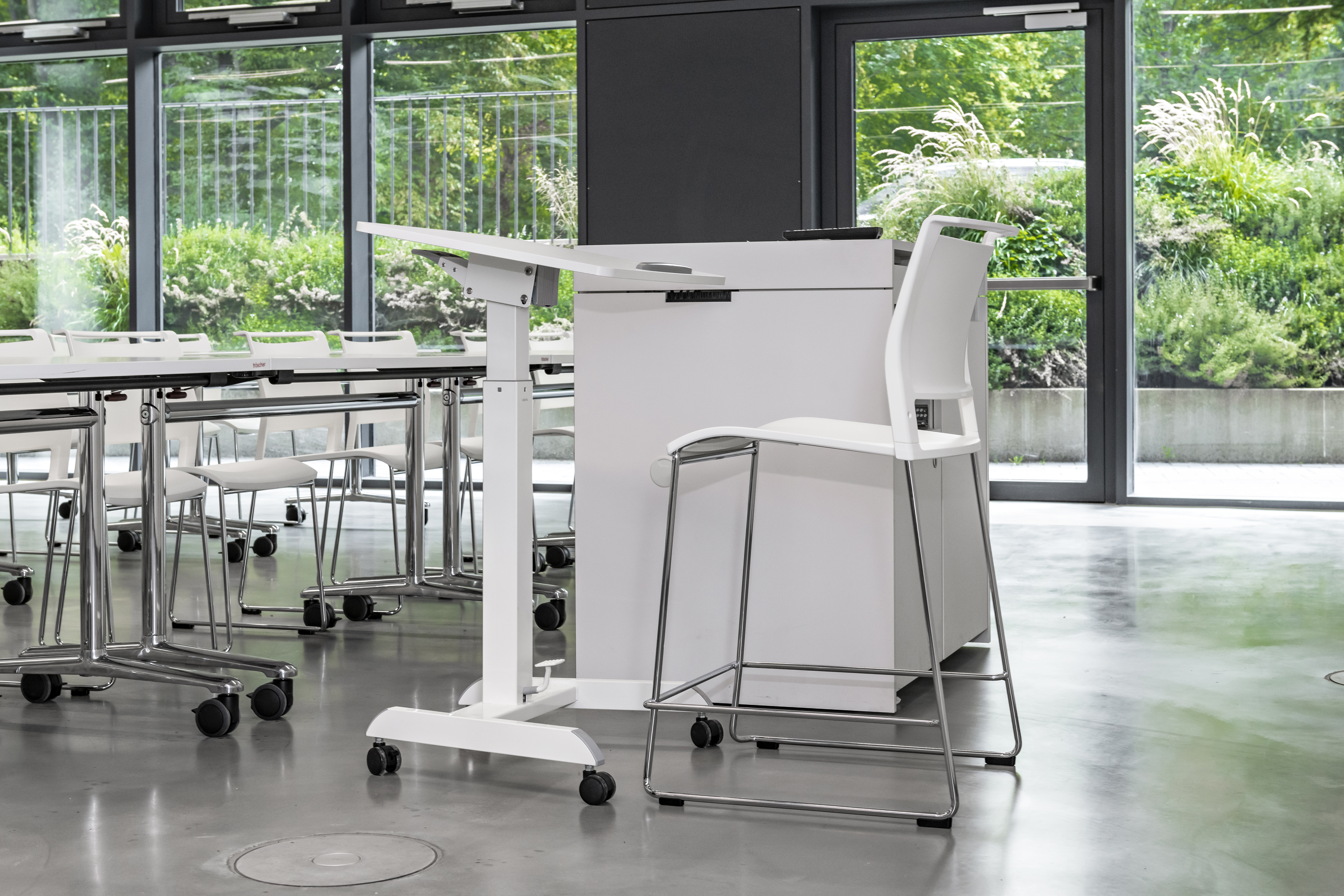 Duale Hochschule Baden-Württemberg | chaise empilable klif | tabouret de bar klif | table pivotante multiform