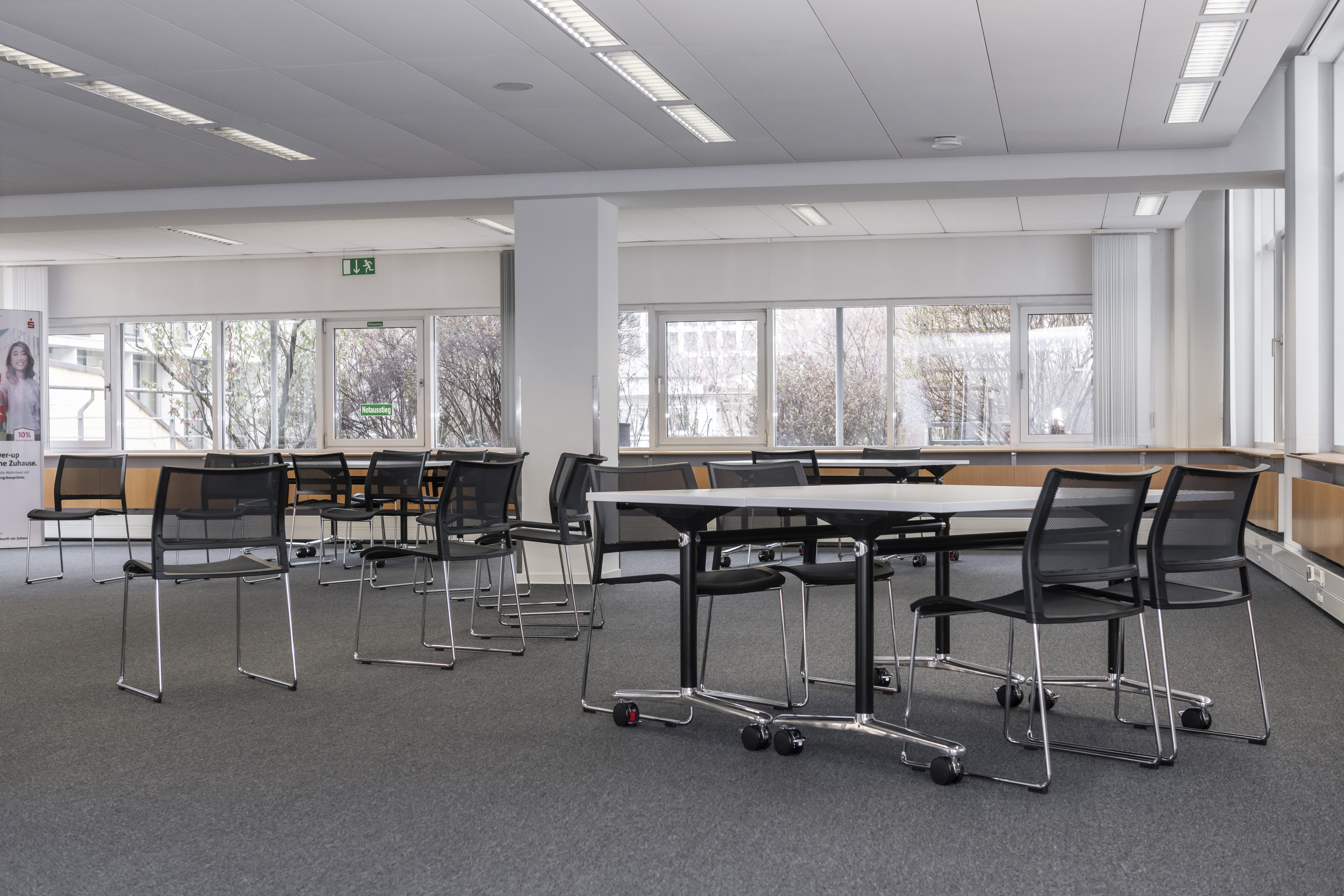 Références-Galerie de photos-LBS_Salle de classe-klif Chaise empilable-multiforme Table pivotante


