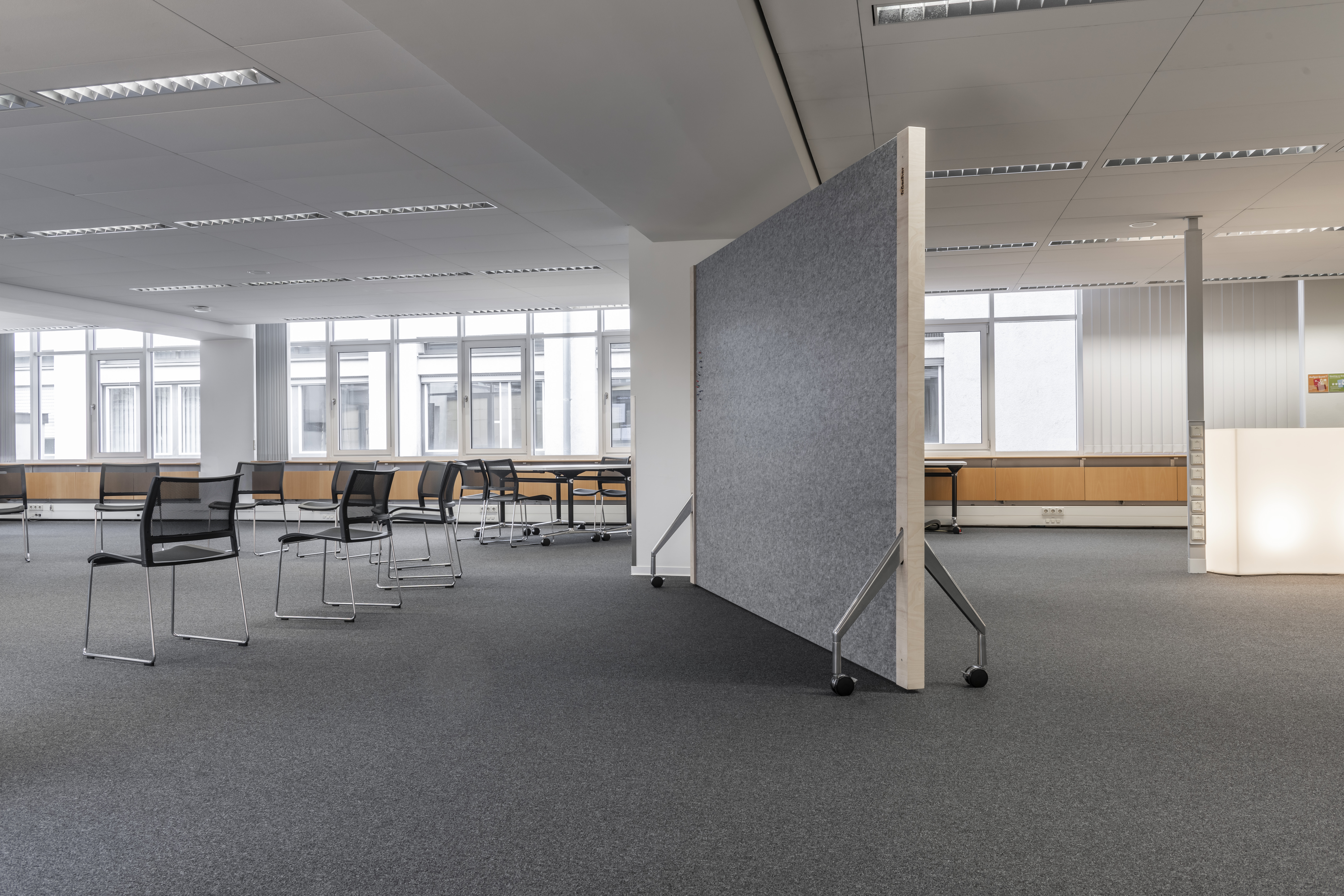 Références-Galerie de photos-LBS_Salle de formation-klif Chaise empilable-multiform Table pivotante-Acoustique & panneau d'affichage fallon