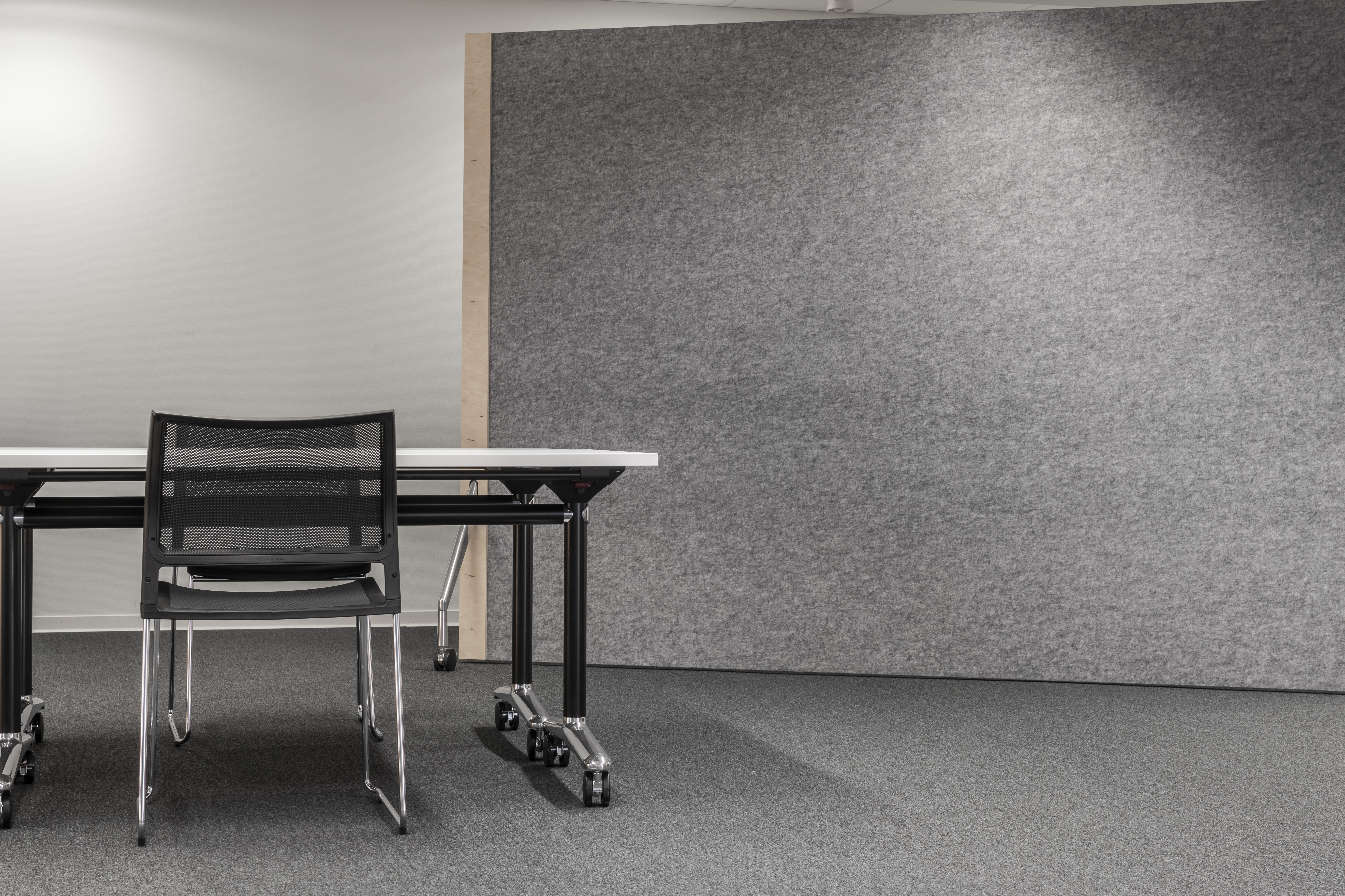 Références-Galerie de photos-LBS_Salle de formation-klif Chaise empilable-multiform Table pivotante-Acoustique & panneau d'affichage fallon