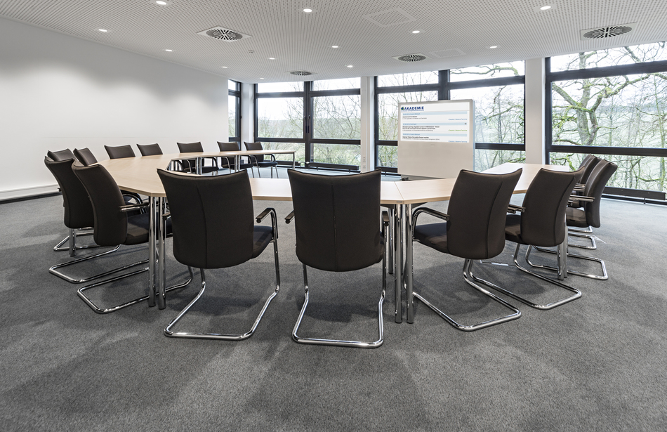 Employers' Association Südwestmetall | Media stele: MIDS 75 | Conference chair: pharao | Conference table: 980